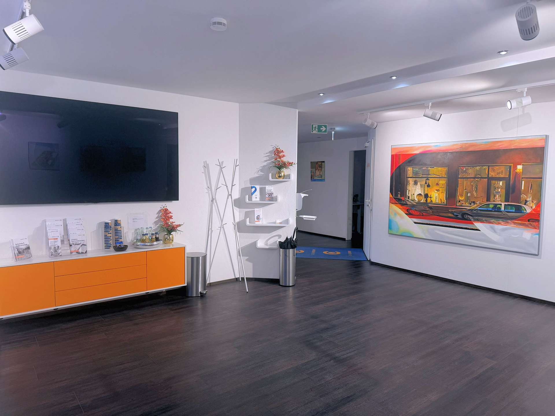 Empfangsbereich mit Parkettboden