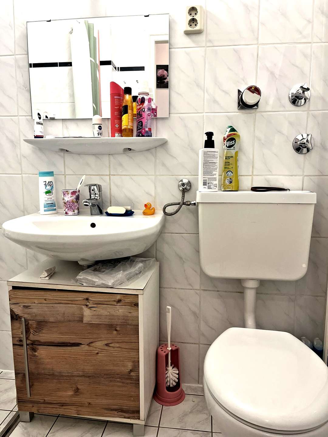 Weiß gefliestes Bad