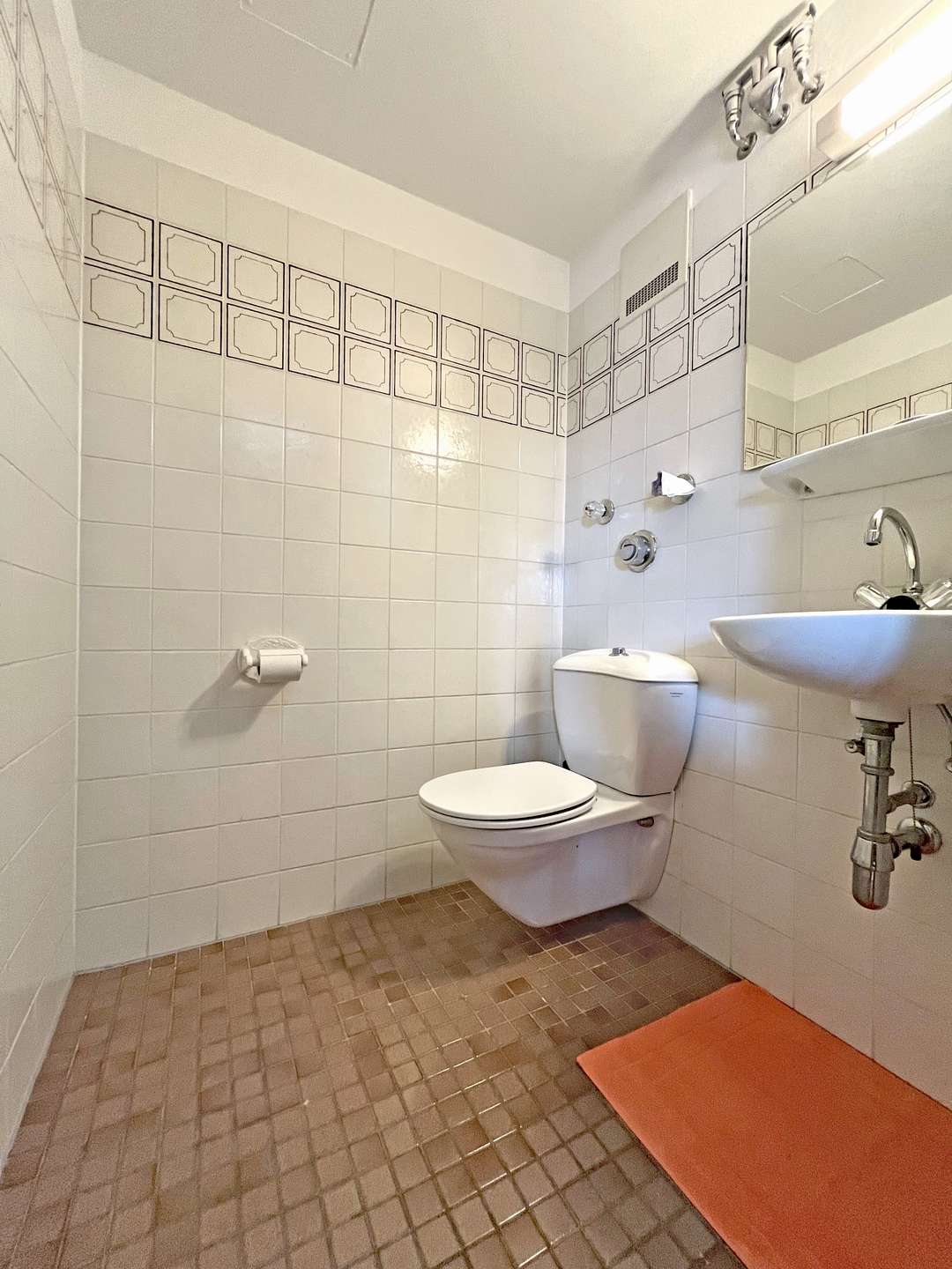 Weiß gefliestes Gäste-WC