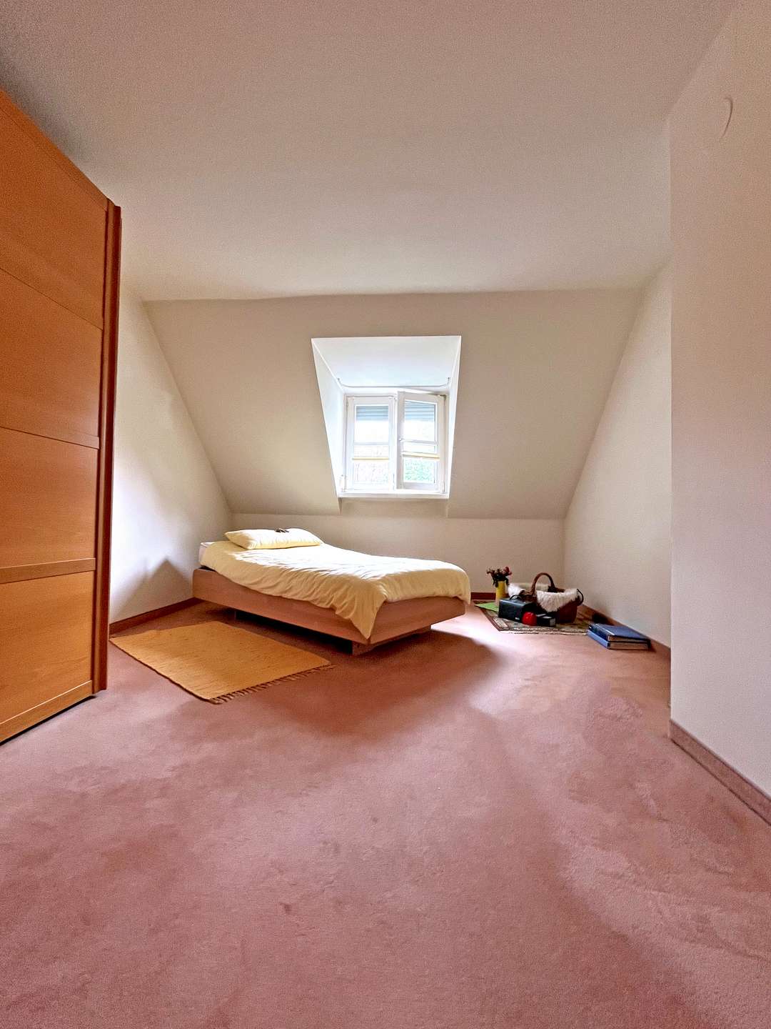Großzügiges Schlafzimmer