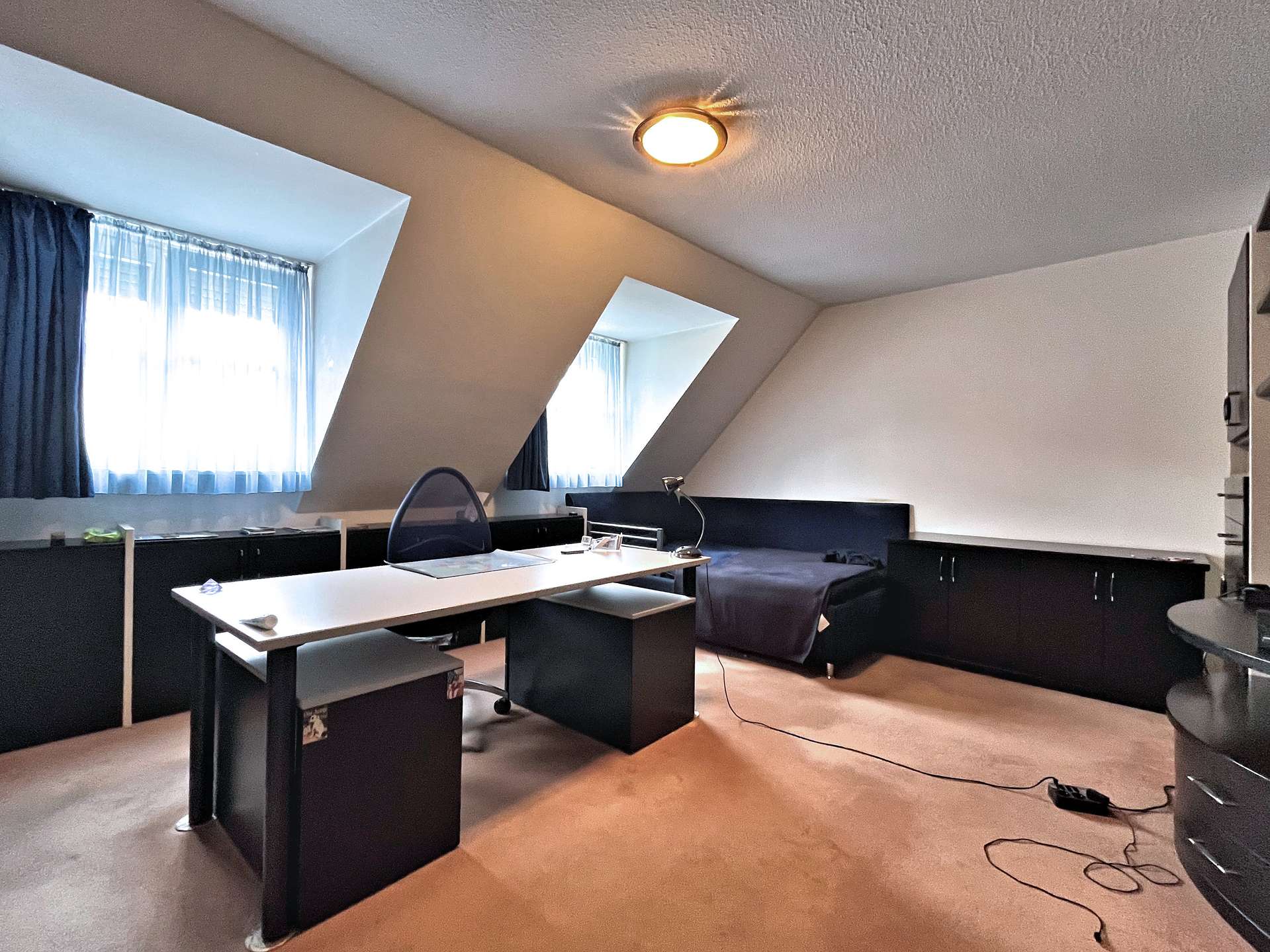 Arbeitszimmer mit großzügigen Fenstern