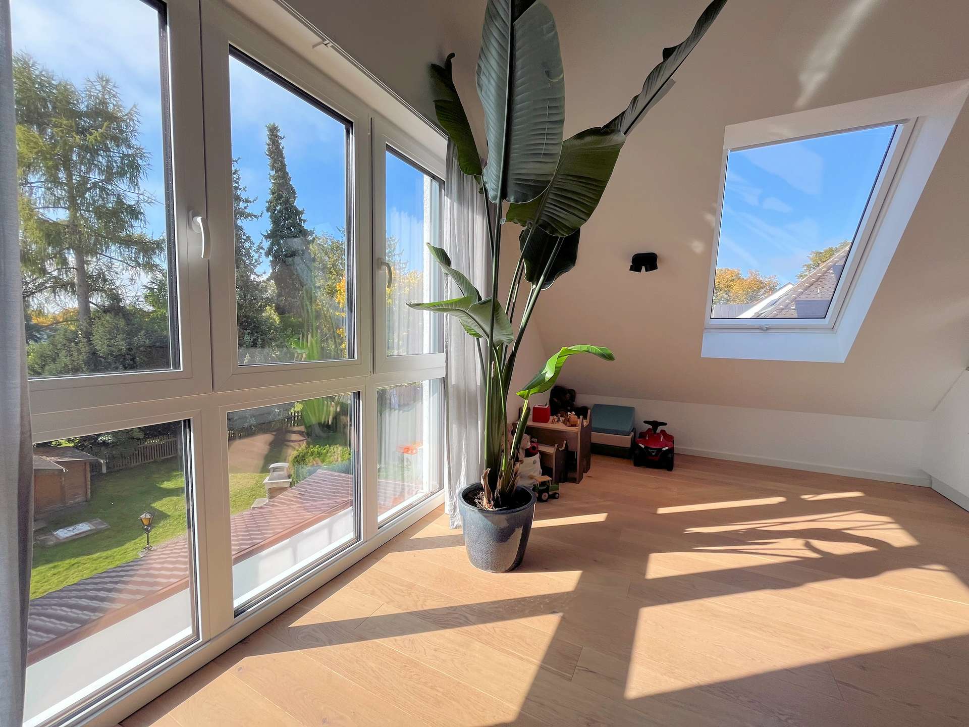 Wohnbereich mit bodentiefen Fenstern