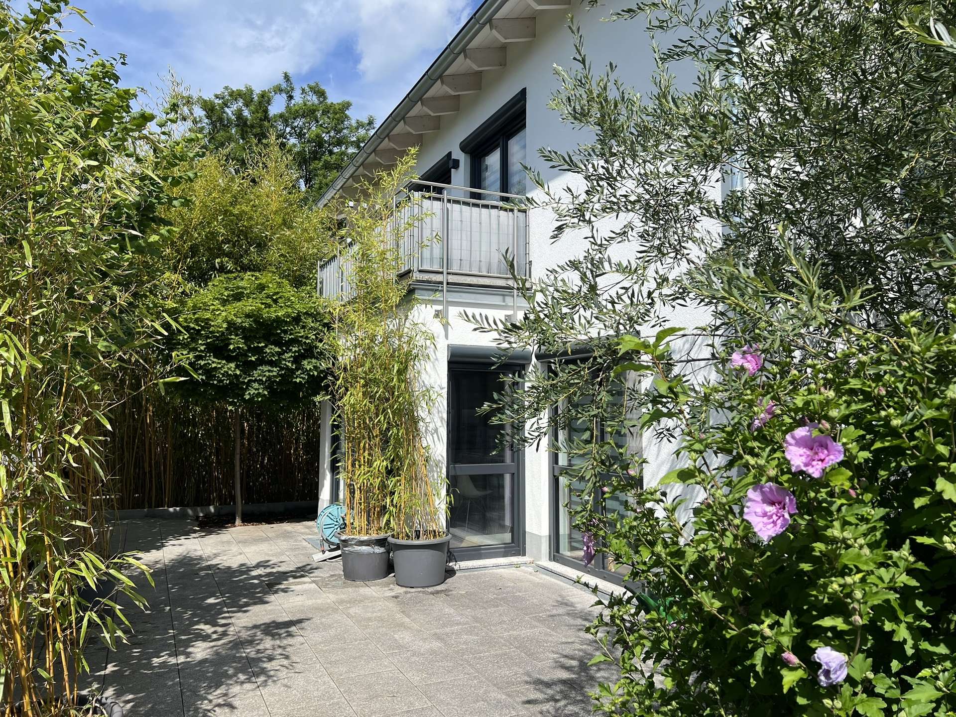 Großzügige Terrasse mit viel Grün