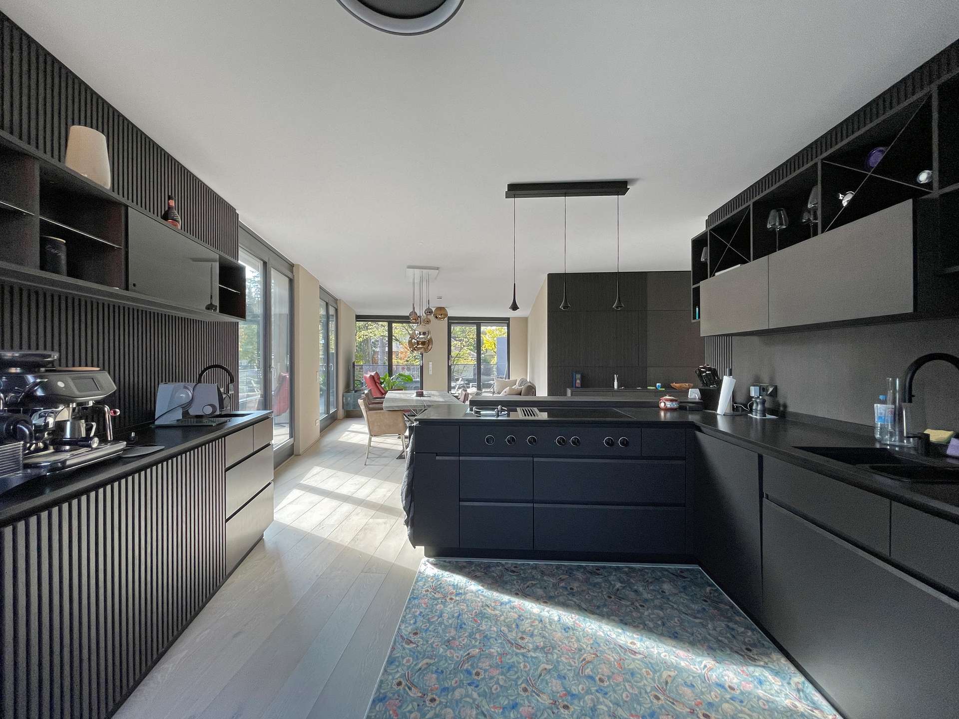 Küche mit separater Wasch- und Arbeitszeile