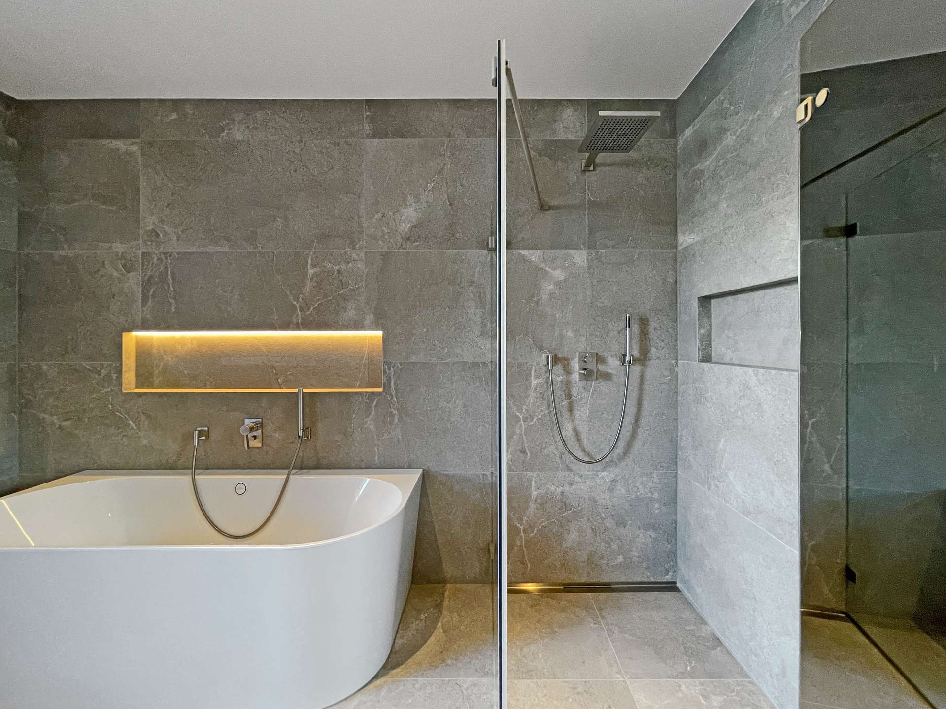 Elegante Badewanne und Regendusche