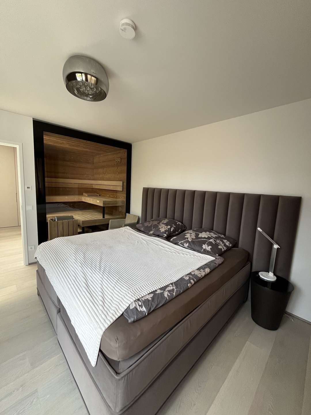 Schlafzimmer mit Blick zur Sauna