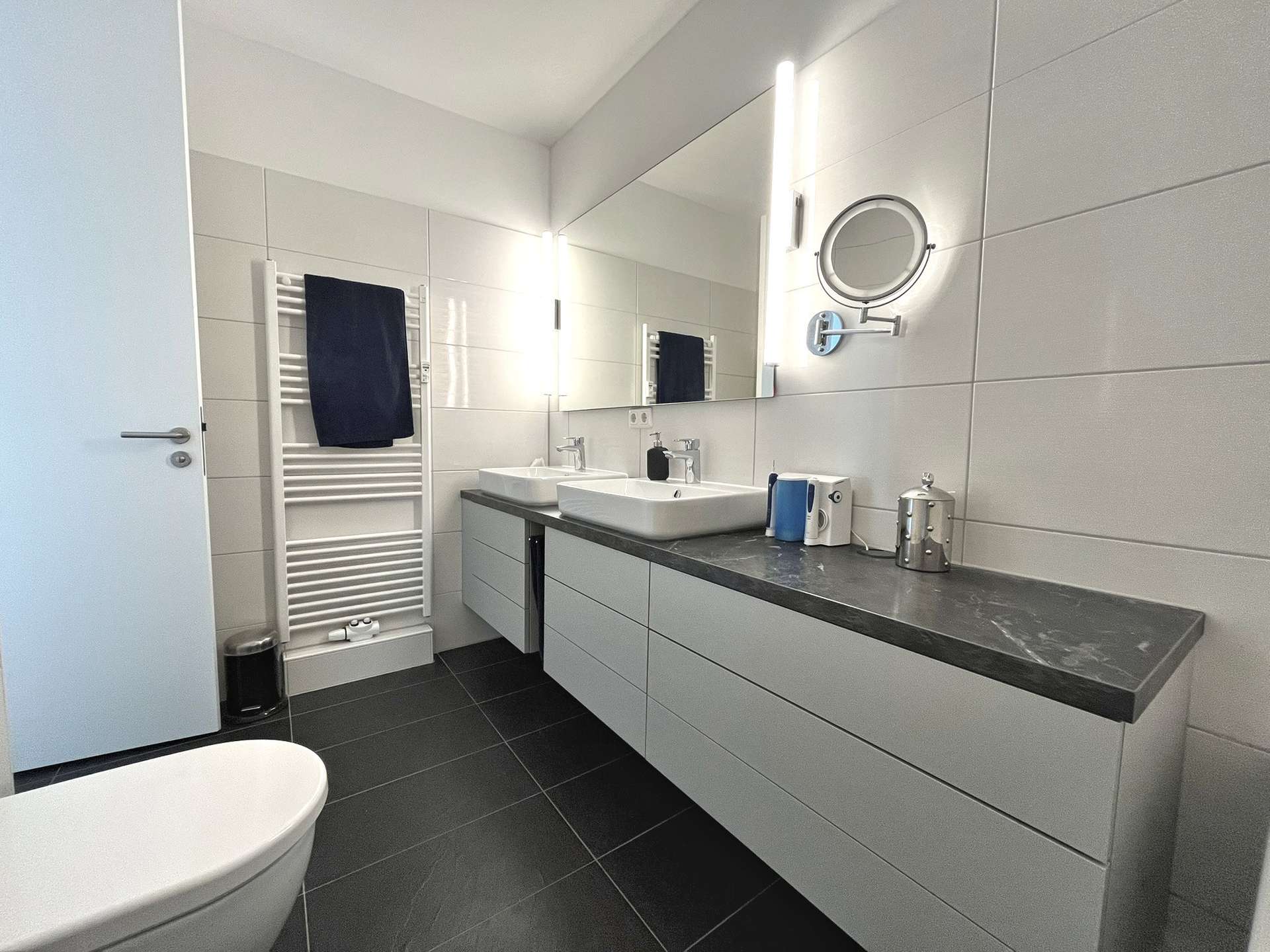 Modernes, weiß gefliestes Bad