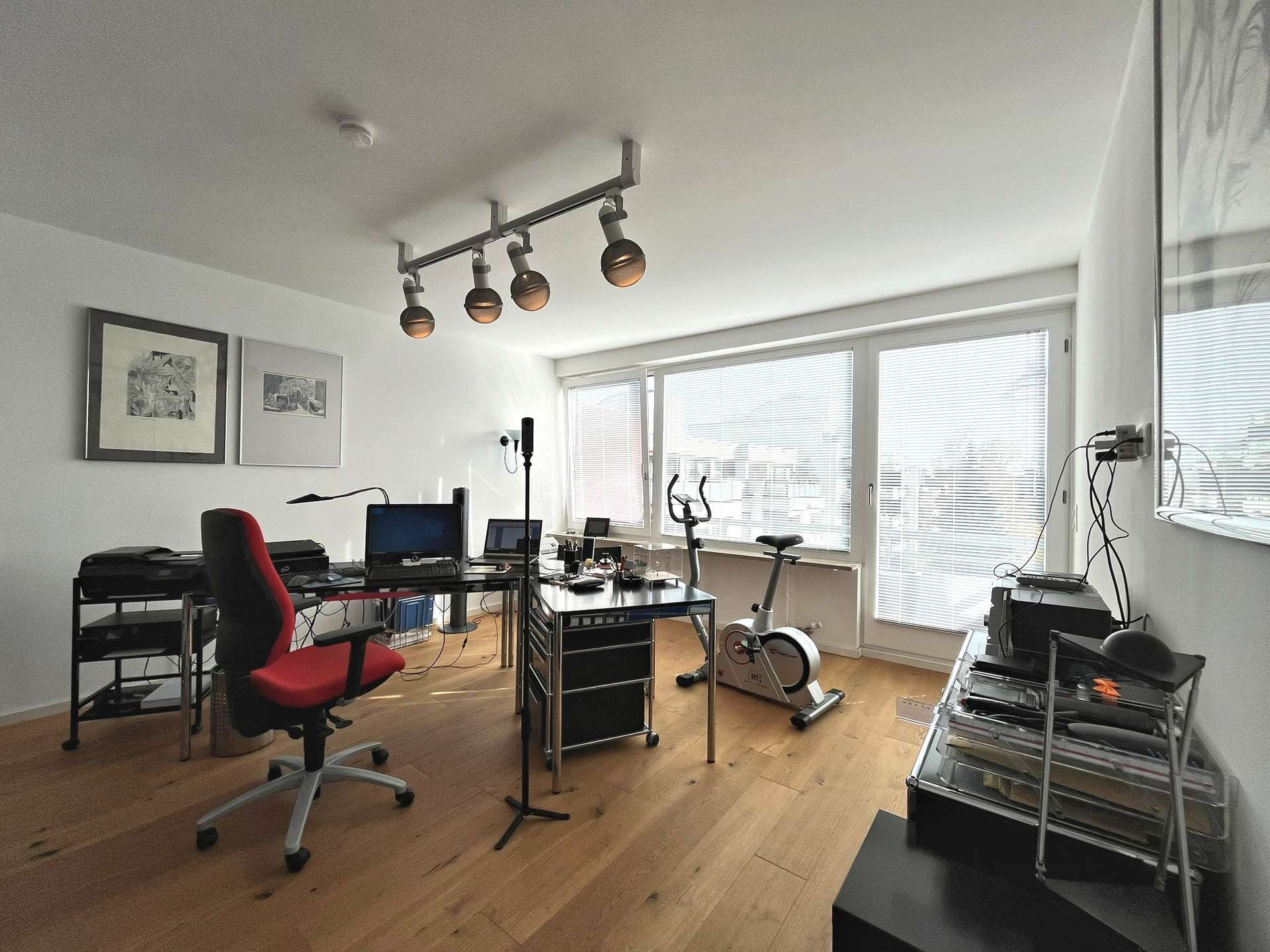 Arbeitszimmer mit Balkonzugang