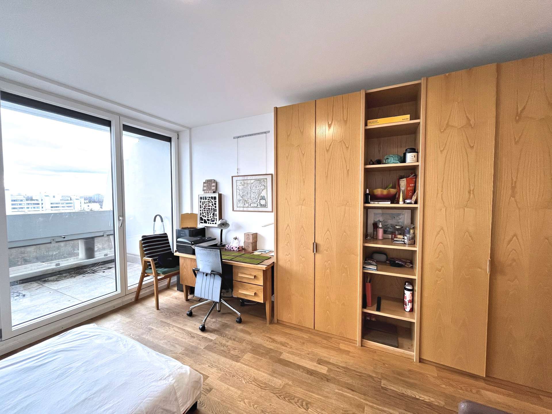 Wohnbereich mit großer Fensterfront