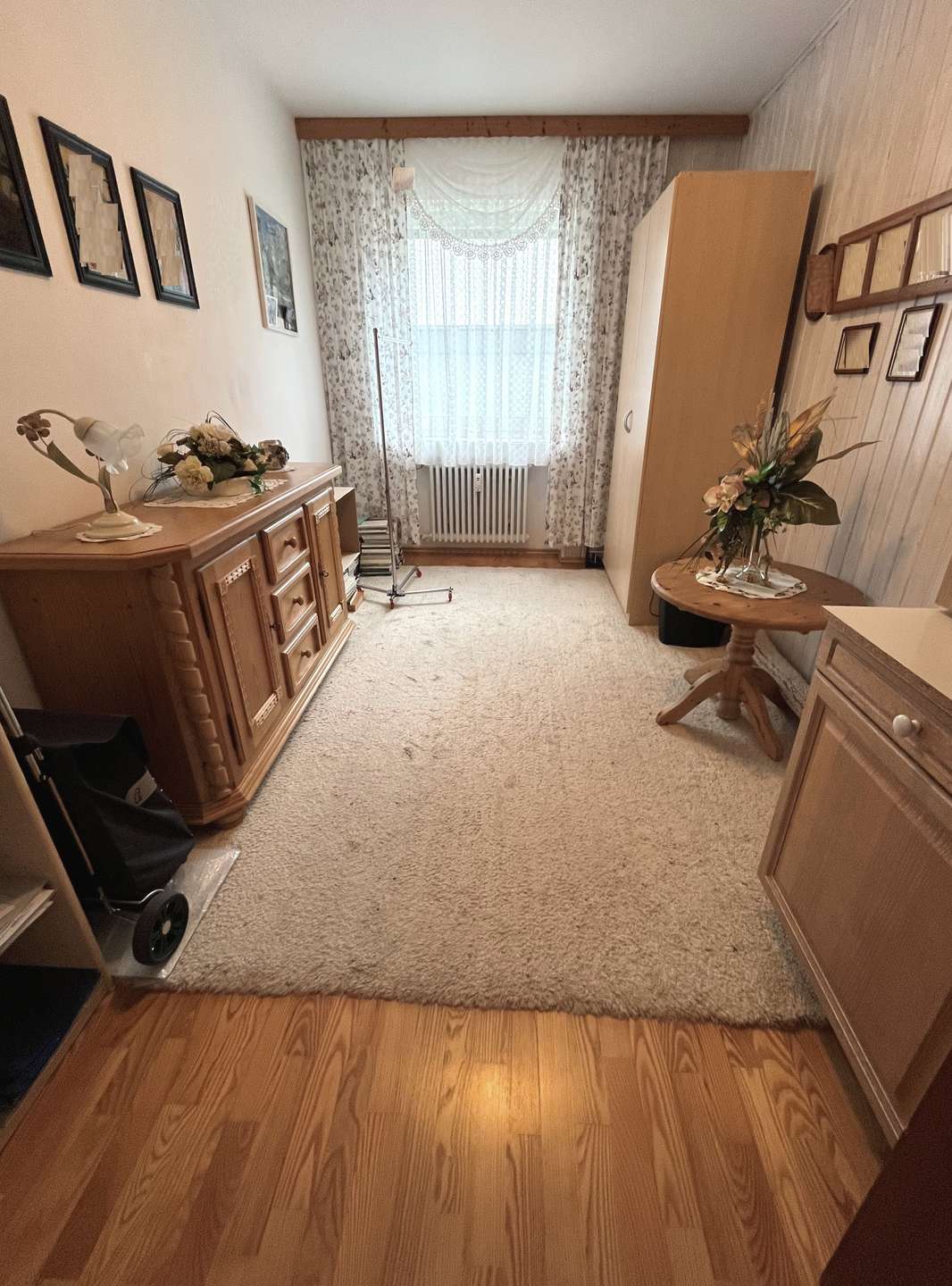 Freundliches Kinderzimmer mit großem Fenster