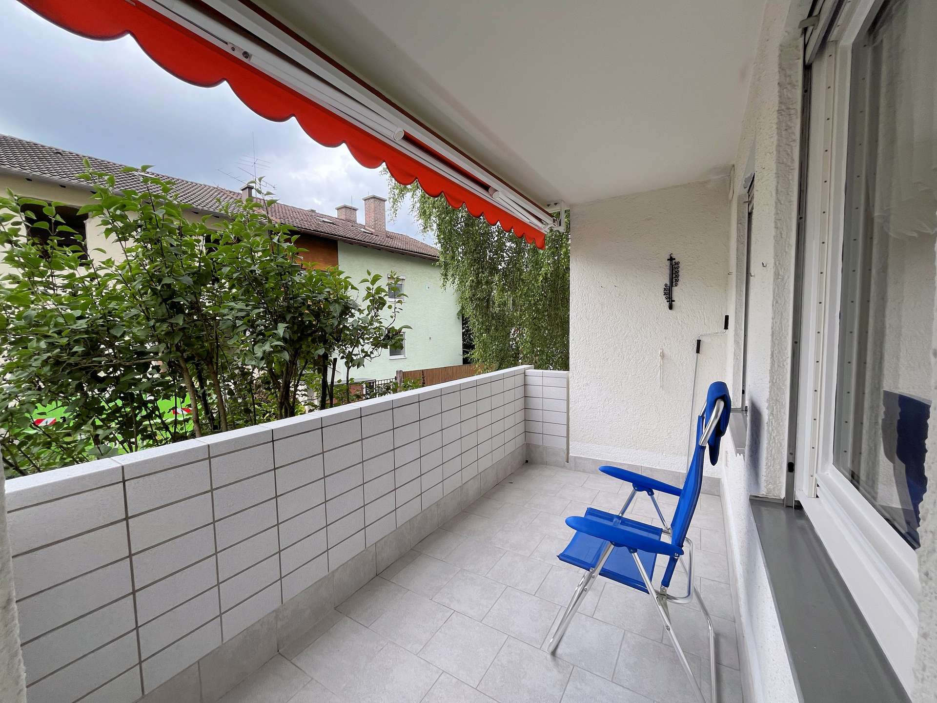 Überdachte Loggia mit Blicks ins Grüne