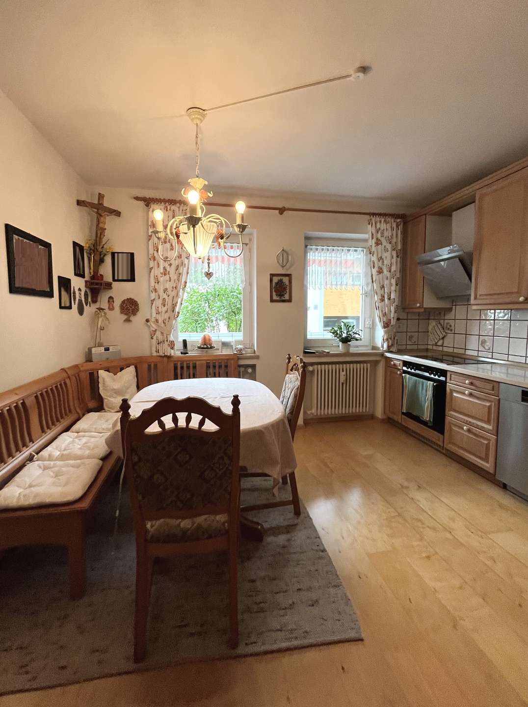 Große Küche mit Essbereich