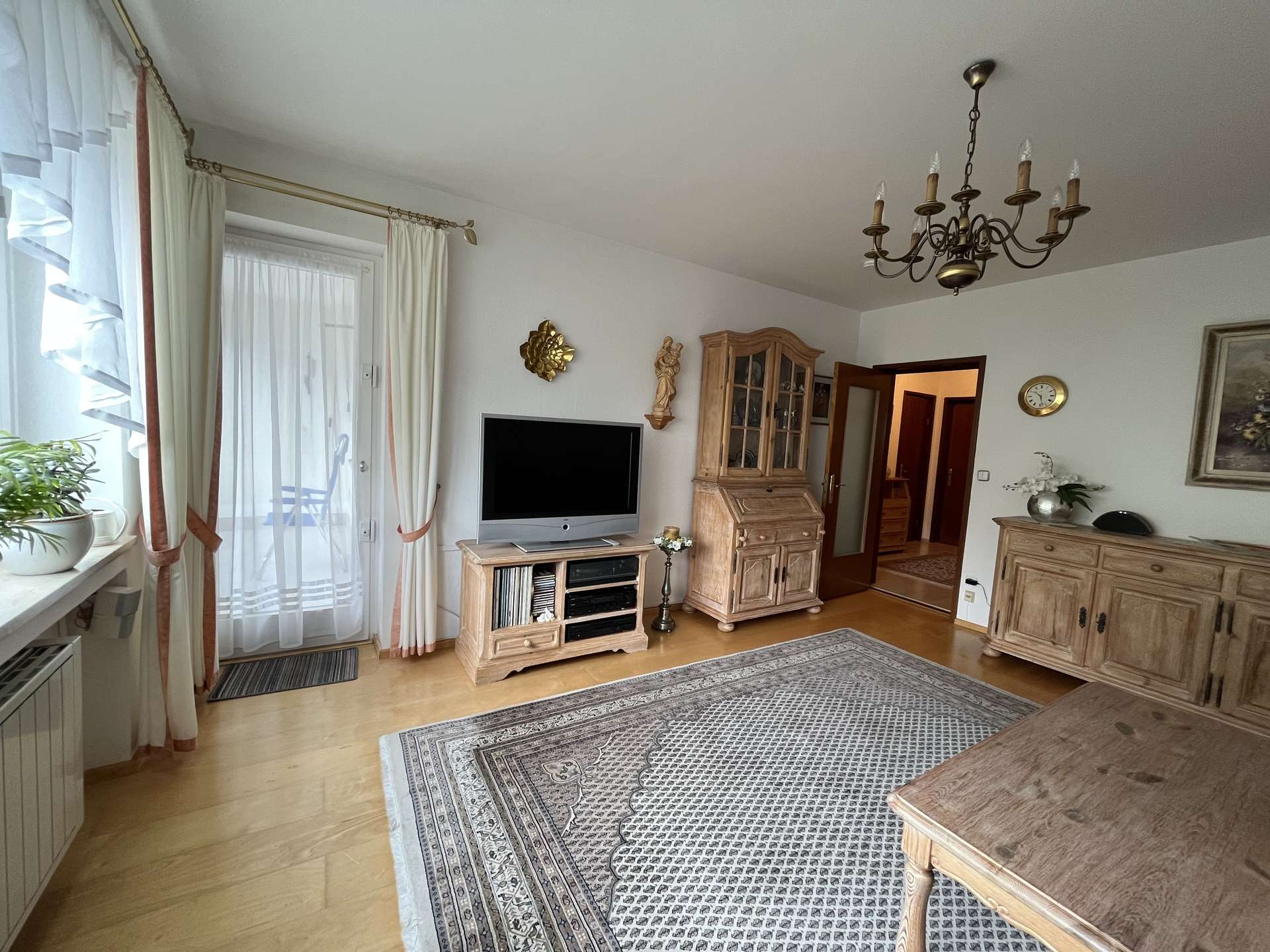 Wohnzimmer mit Zugang zum Balkon