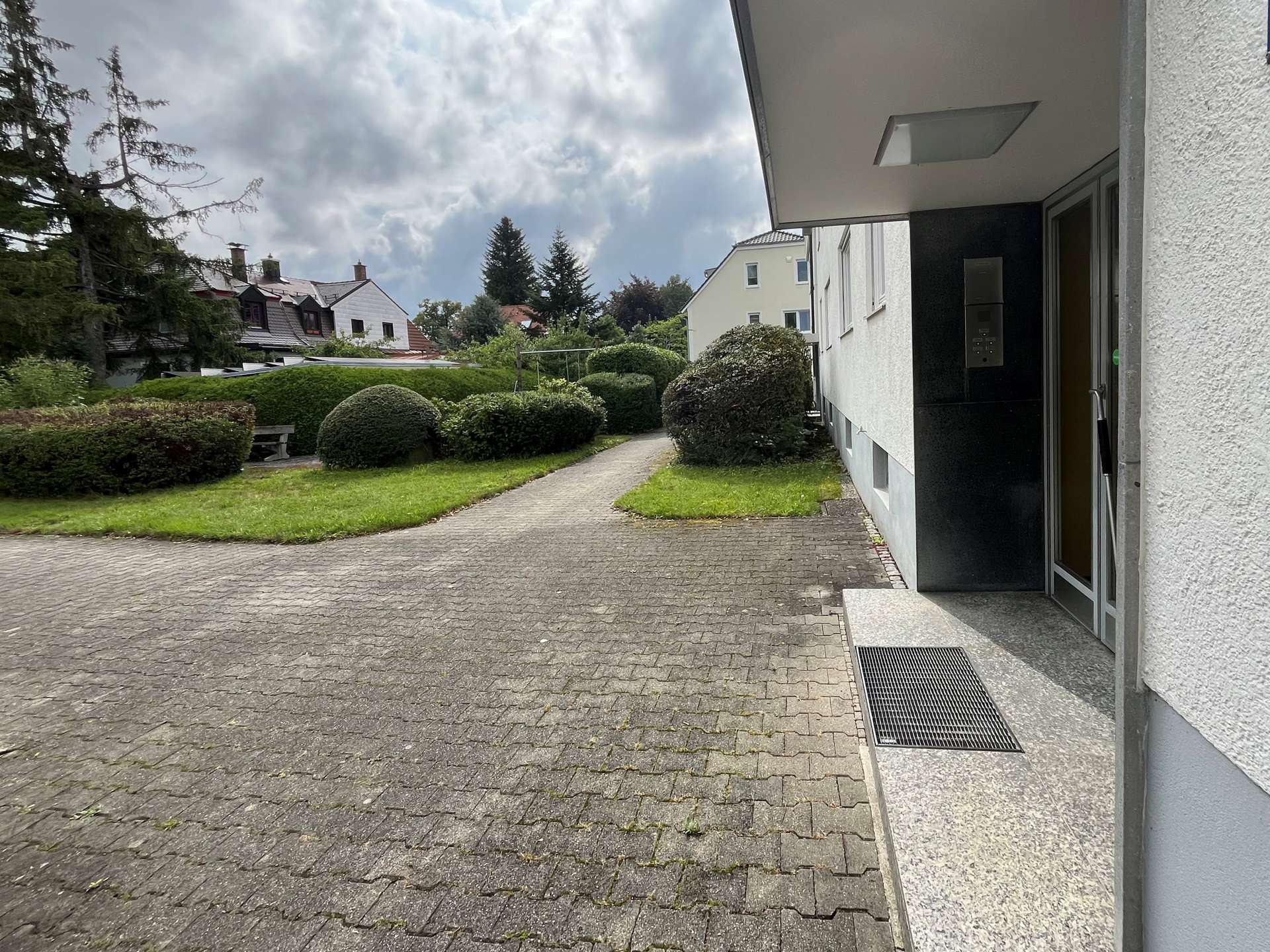 Außenansicht der grünen Wohnanlage