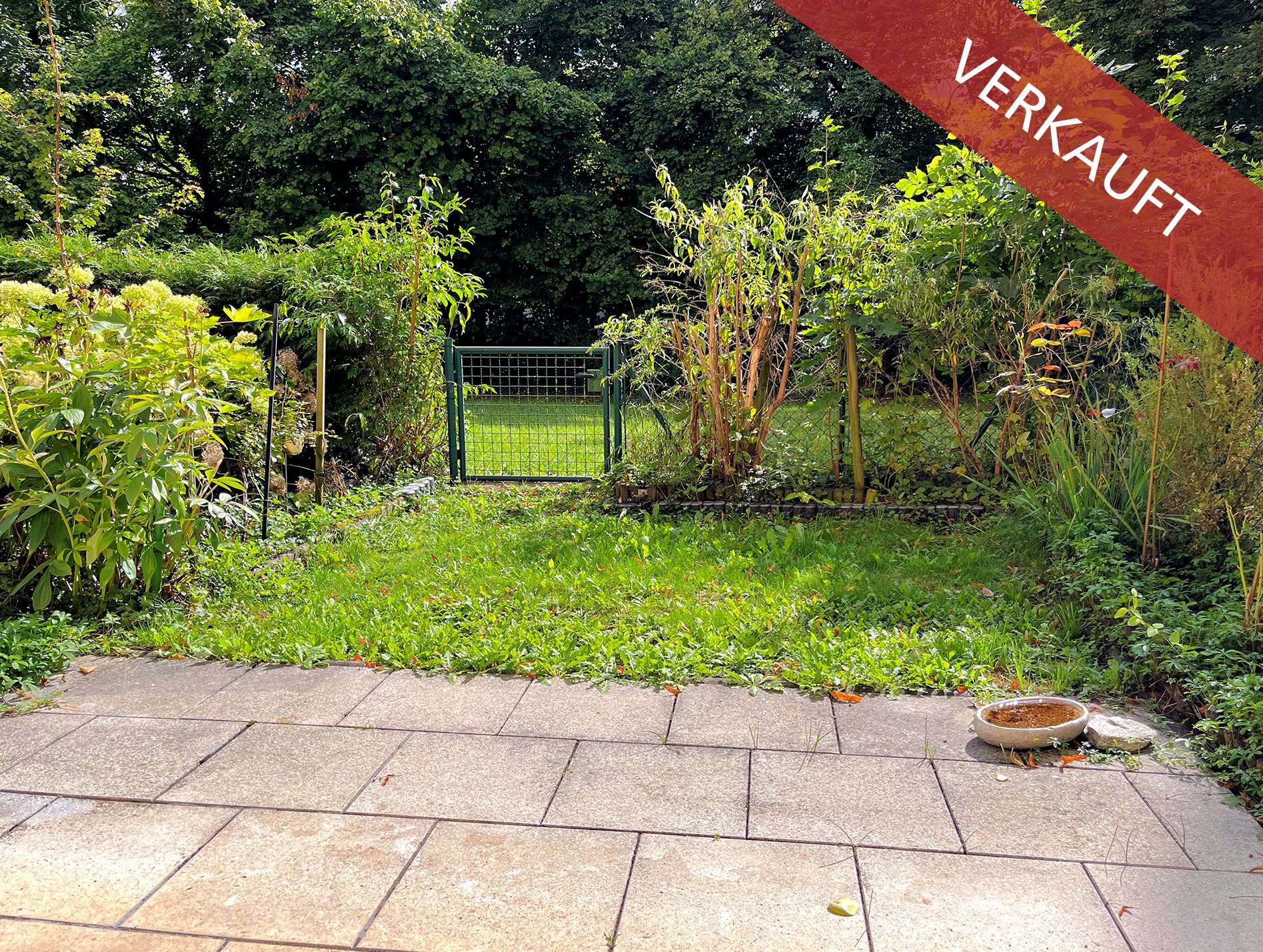 Terrasse der 2,5-Zimmer-Wohnung mit Garten