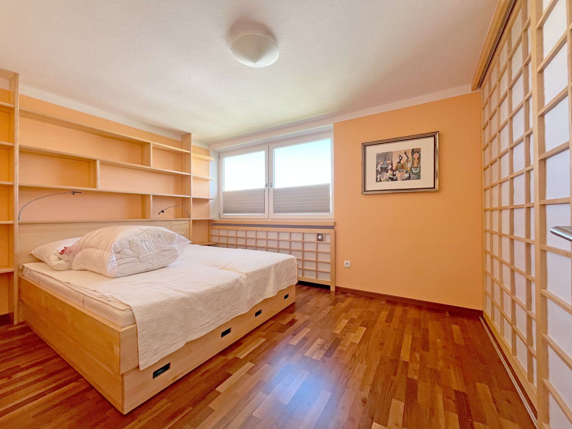 Schlafzimmer mit Regalen