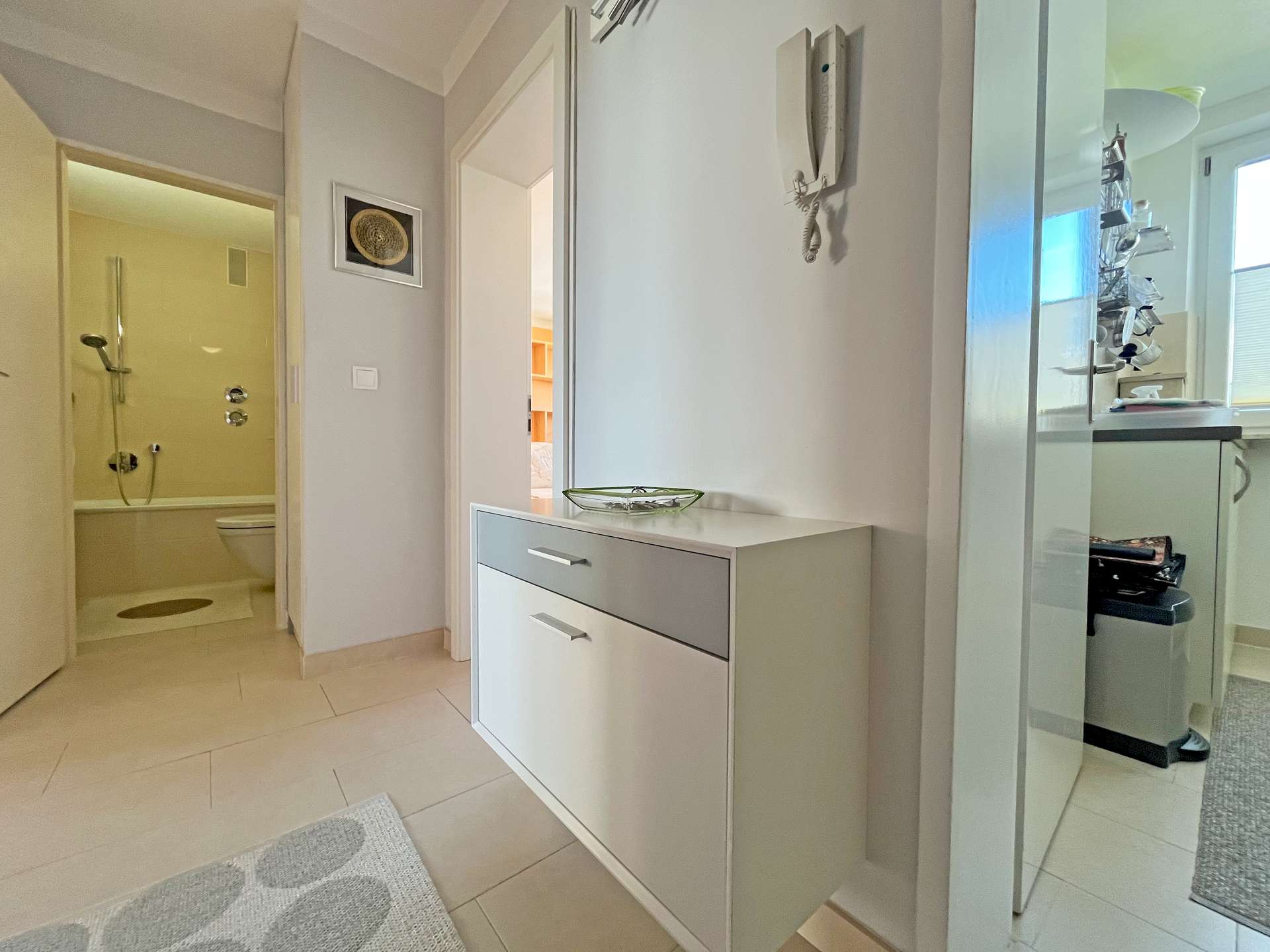 Diele mit Zugang zu allen Räumen