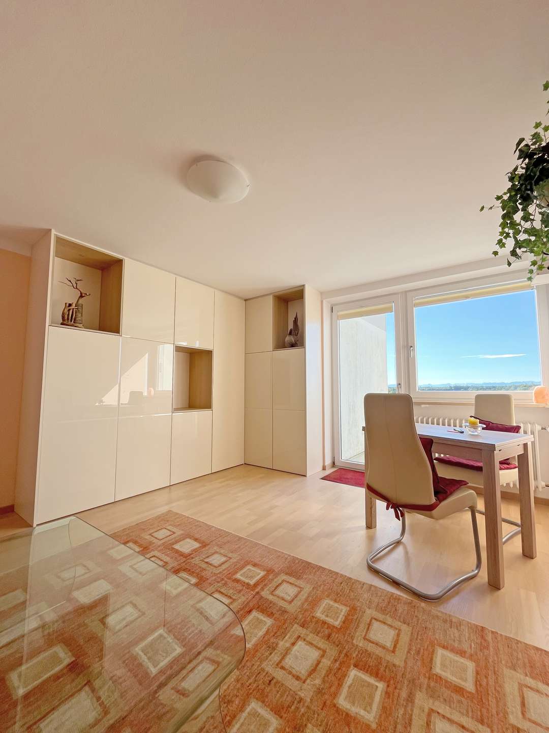 Wohnzimmer mit Zugang zur Loggia