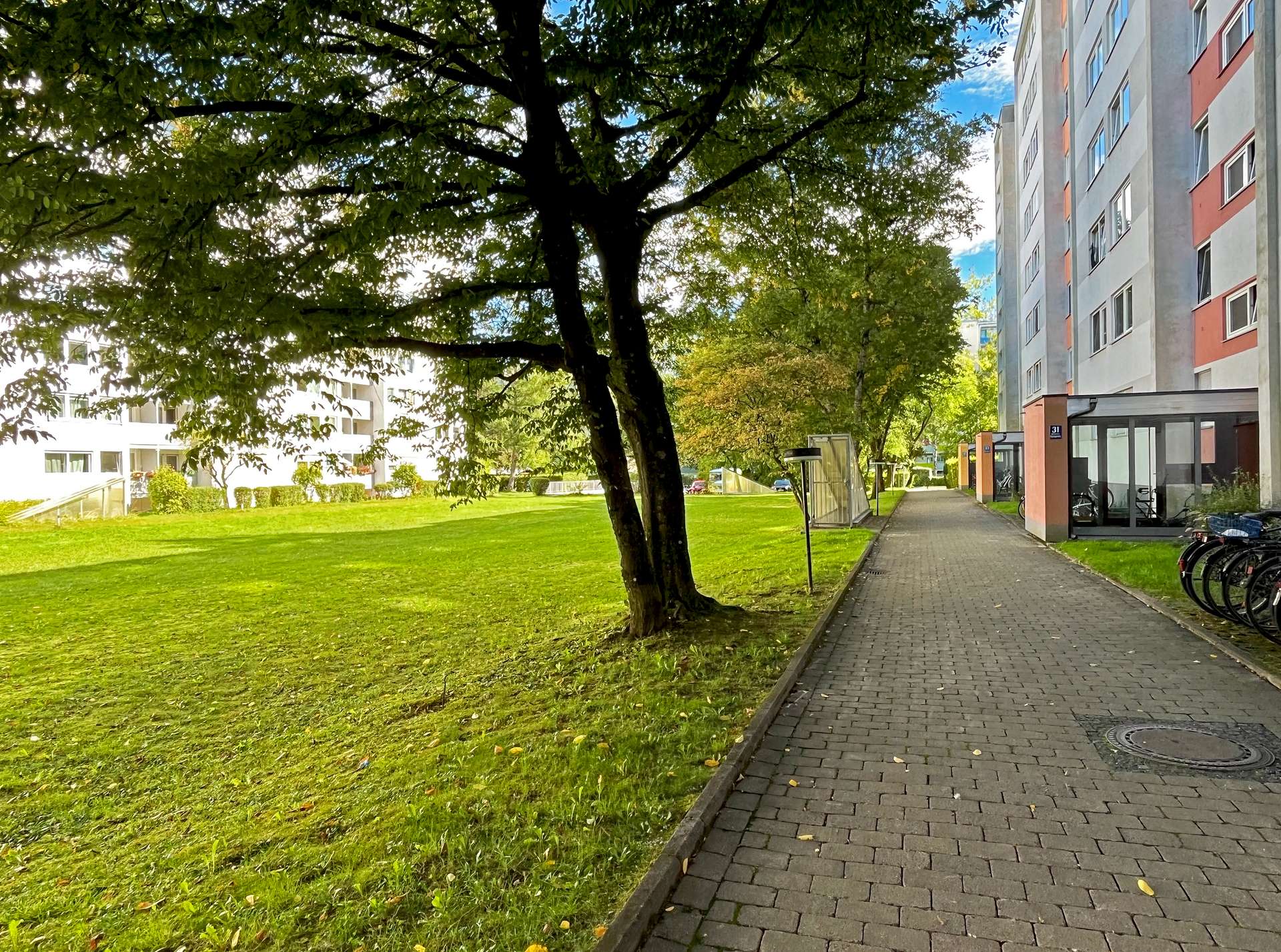 Grüner Innenhof der Wohnanlage