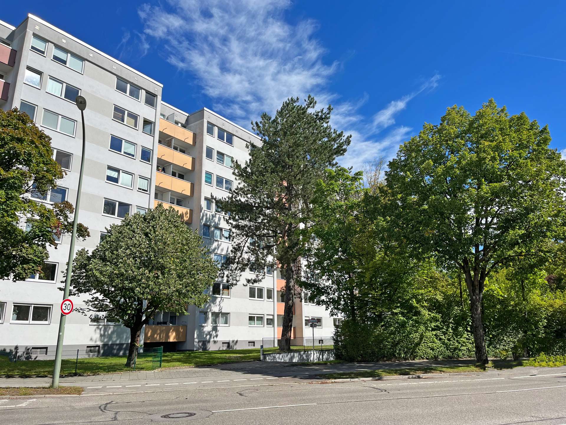 Außenansicht des Mehrfamilienhauses in Solln