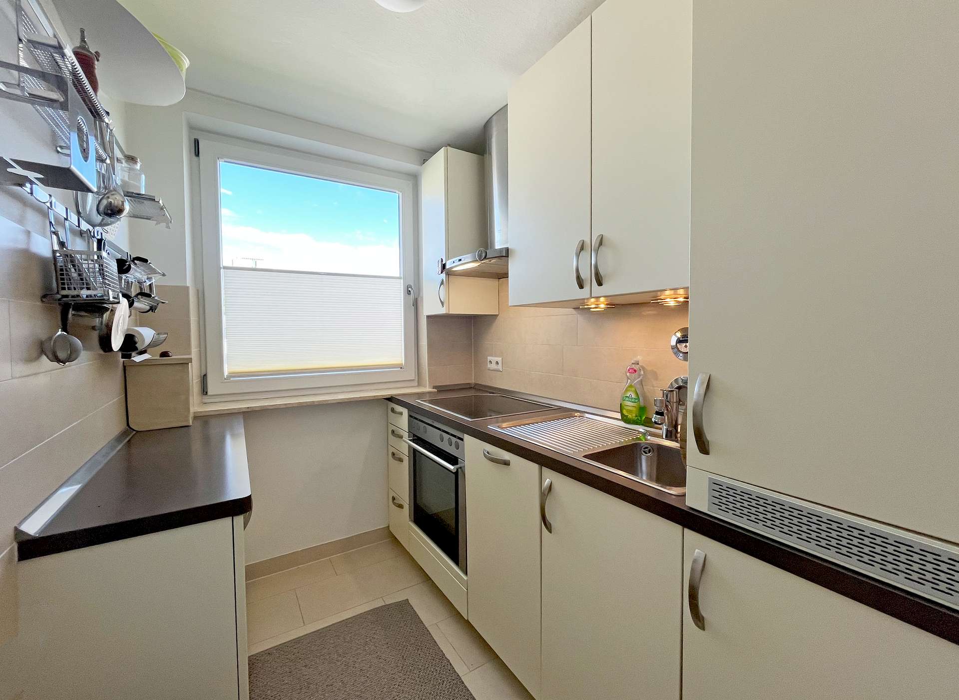 Küche mit Einbauküche