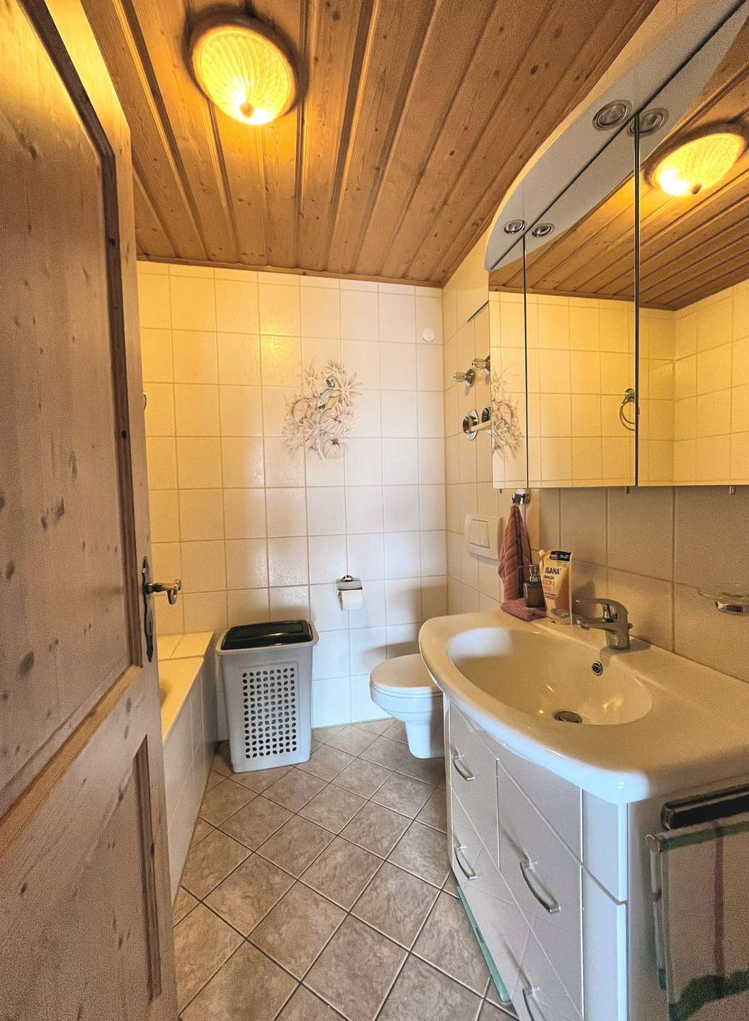 Gefliestes Badezimmer mit Duschwanne