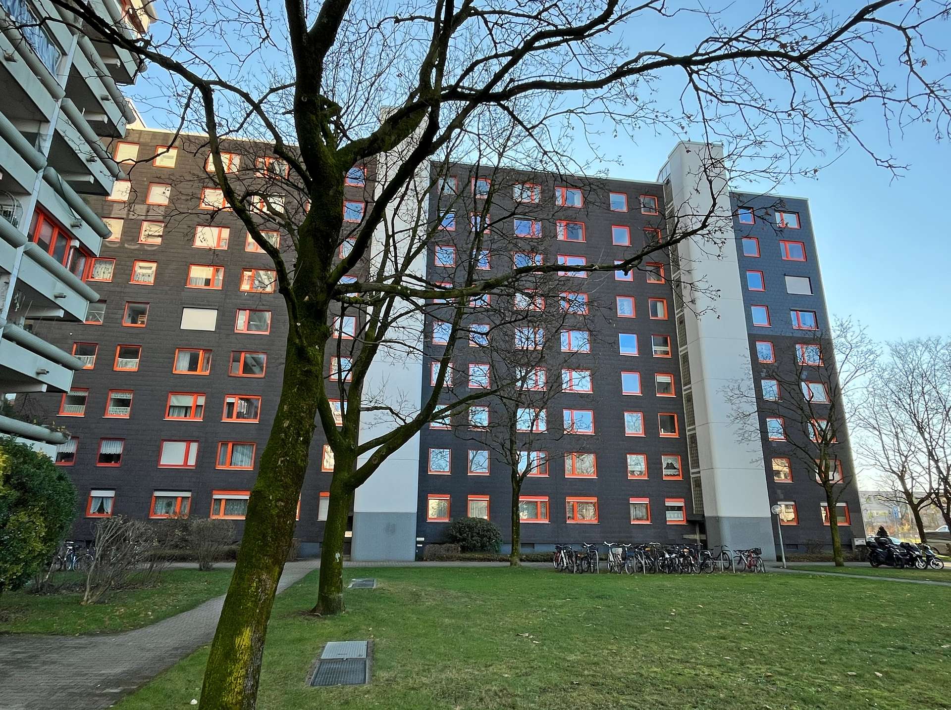 Hinterhofansicht des Mehrfamilienhauses