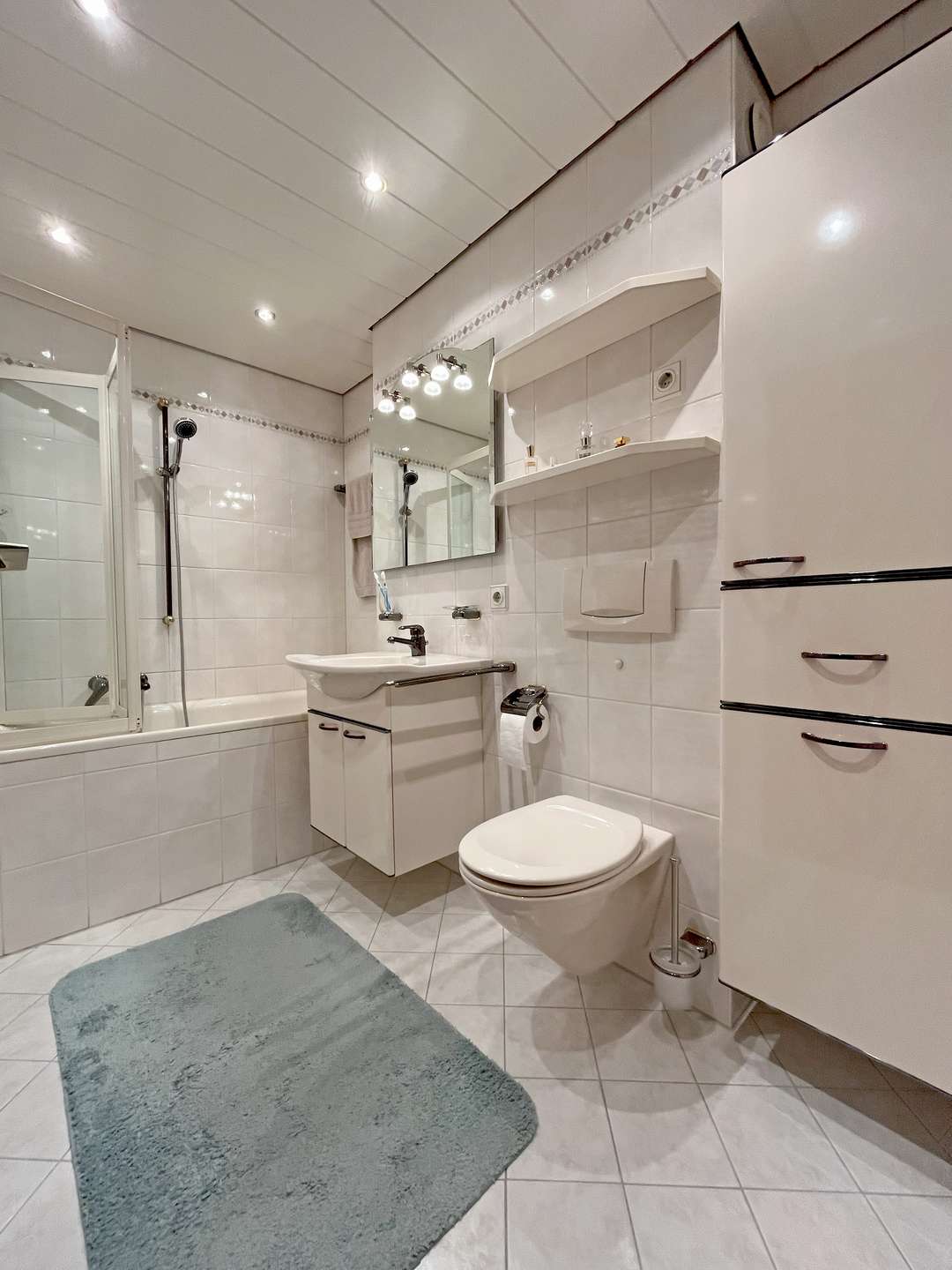 Weiß gefliestes Bad