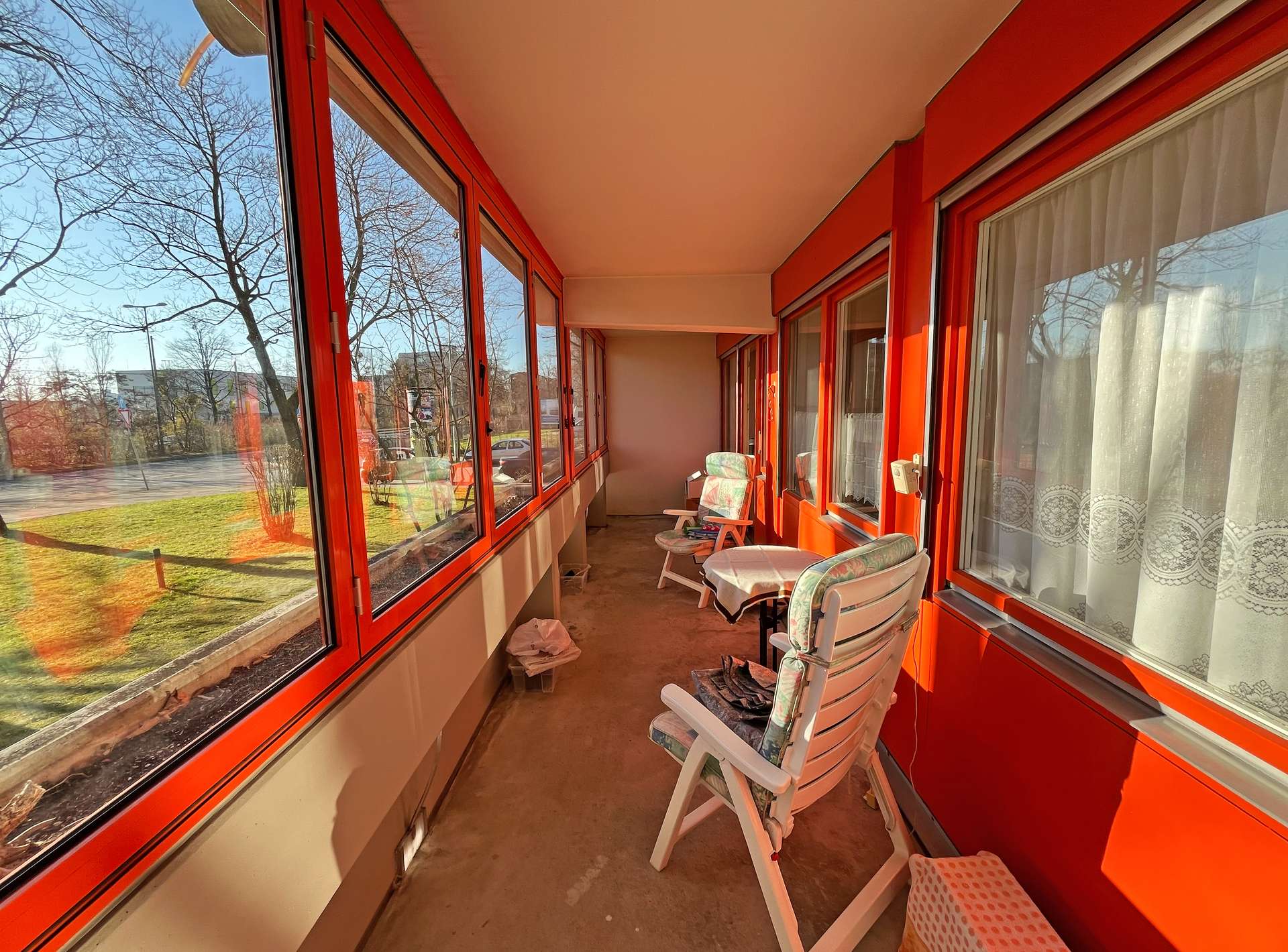 Große Loggia mit Fensterflächen