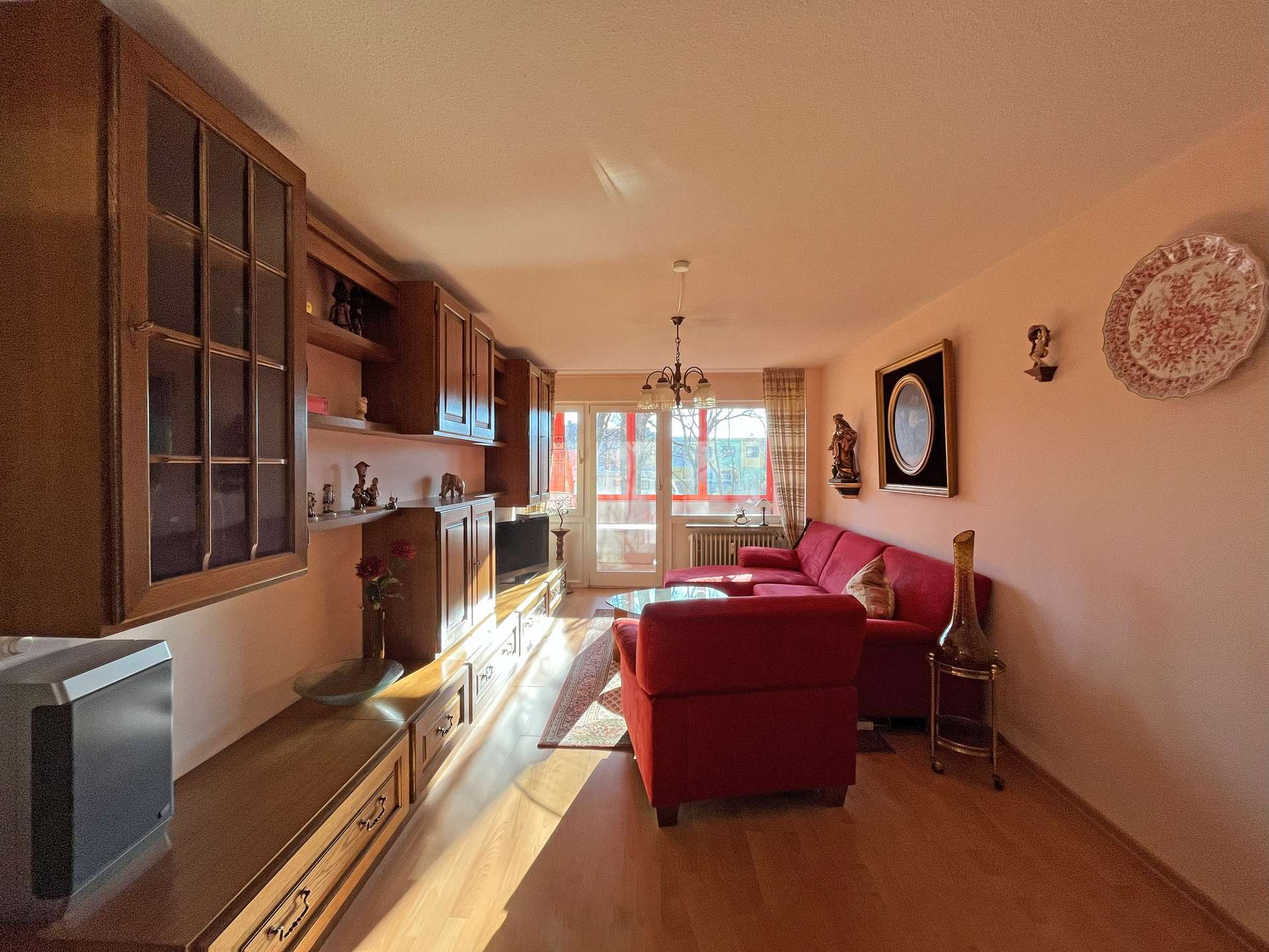 Wohnzimmer mit Zugang zur Loggia