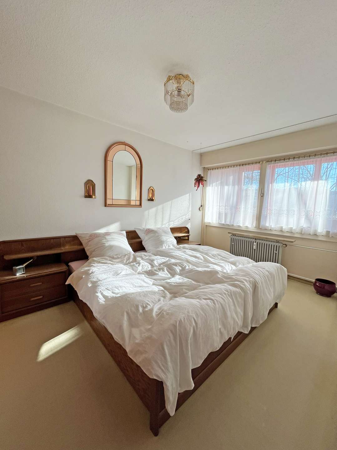 Schlafzimmer mit großen Fensterflächen