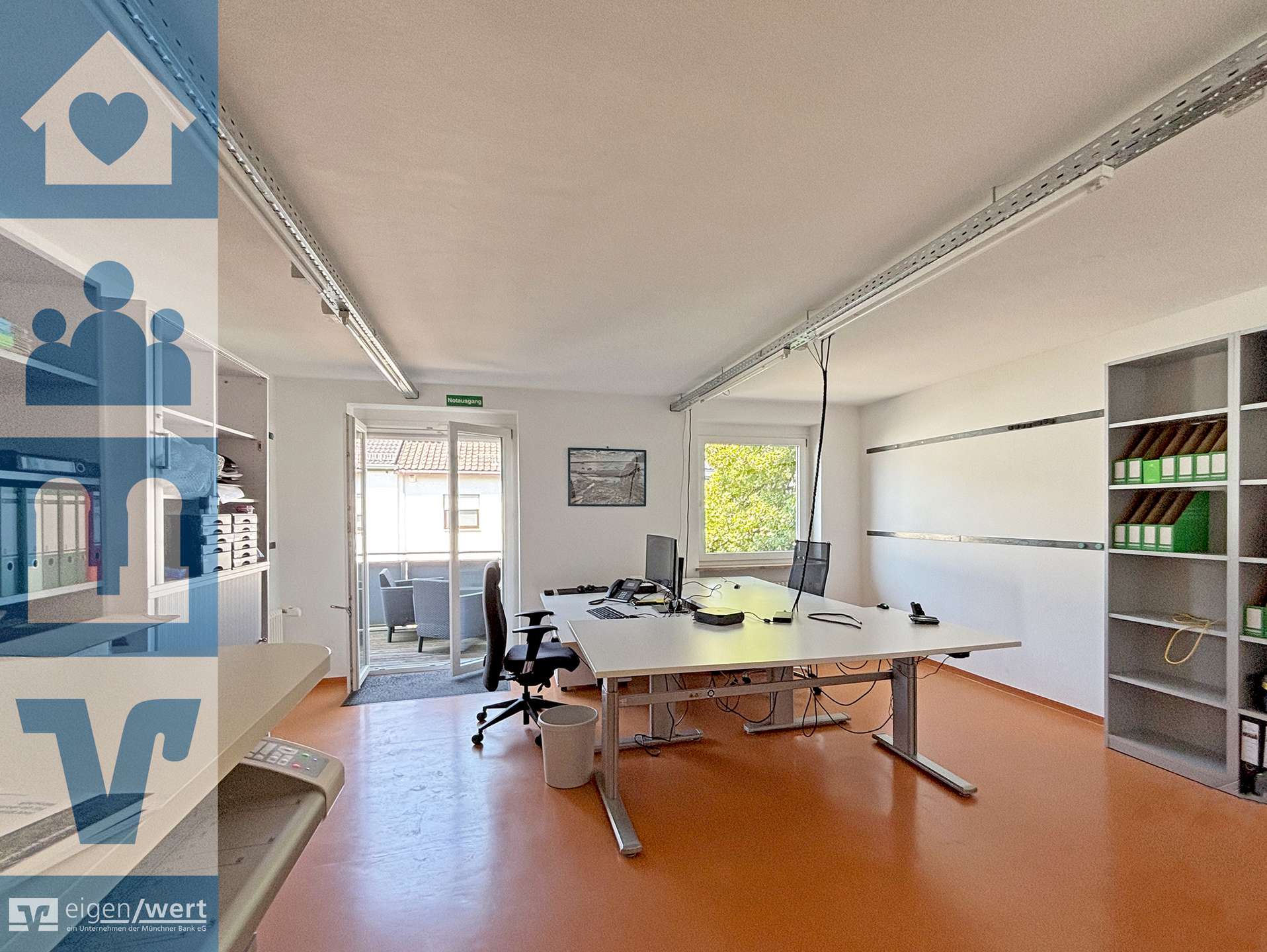 Großraumbüro mit mehreren Arbeitsplätzen