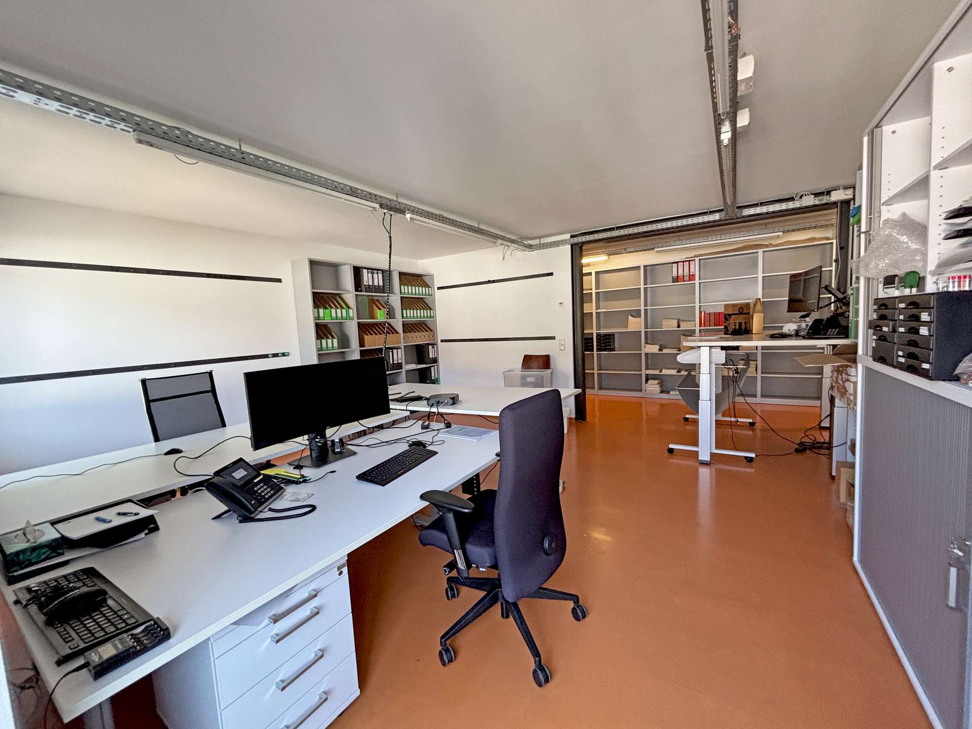 Großraumbüro mit mehreren Arbeitsplätzen