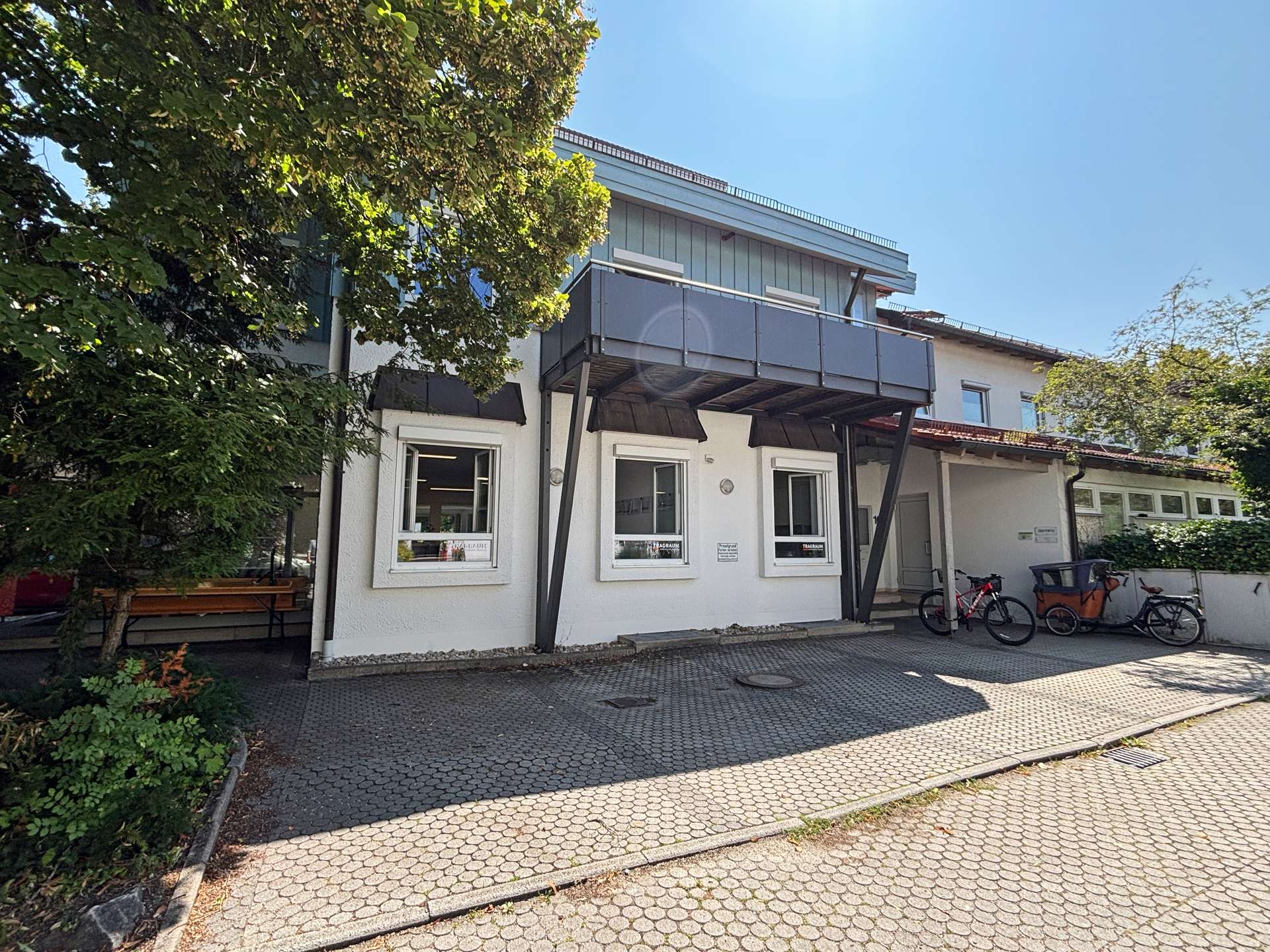 Außenansicht des Wohn- und Geschäftshauses 