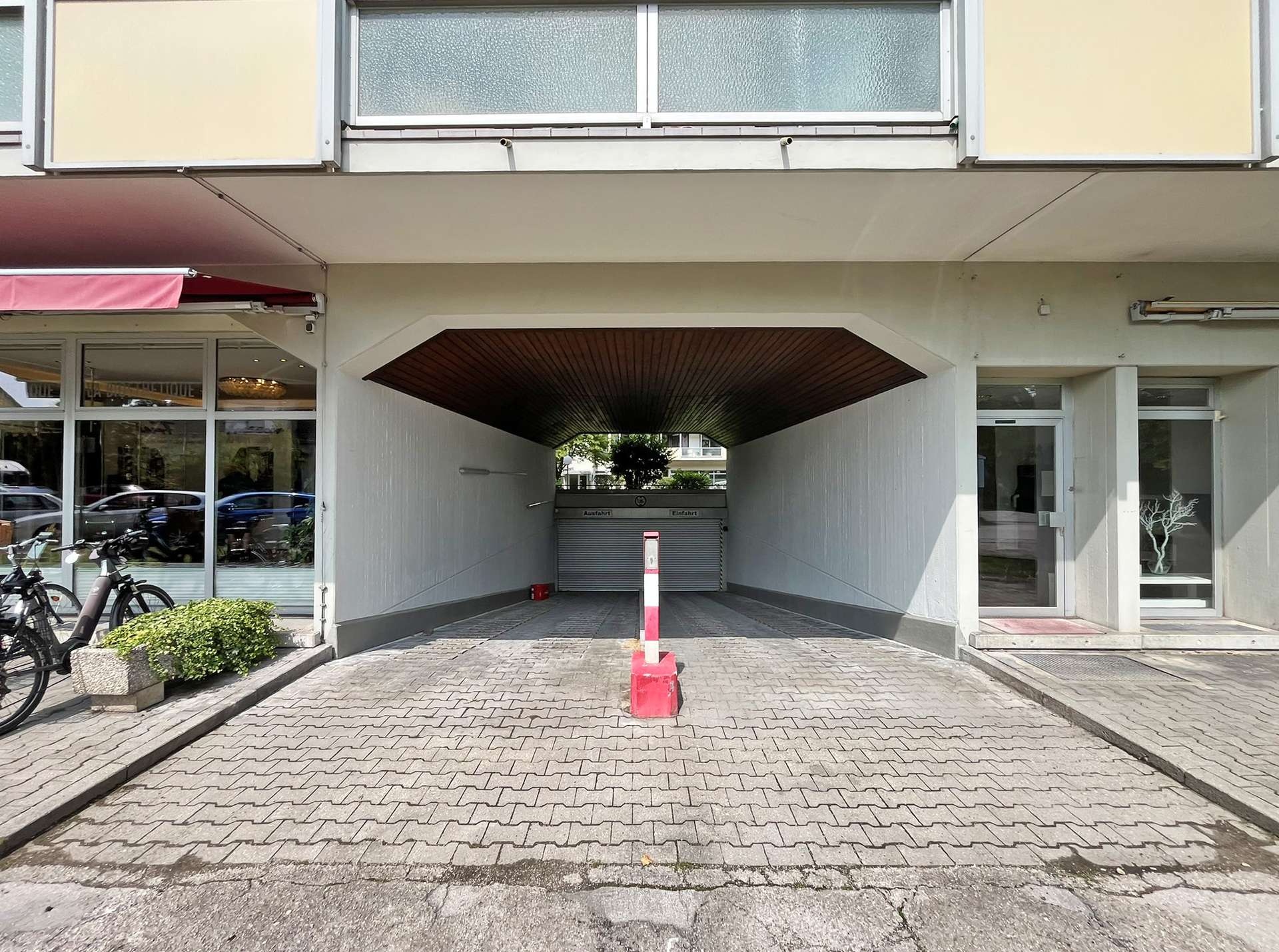Tiefgarageneinfahrt des Mehrfamilienhauses in Unterschleißheim