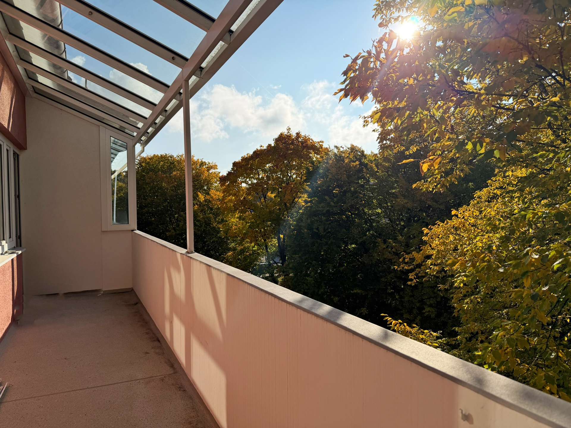Großzügige Loggia mit Blick ins Grüne