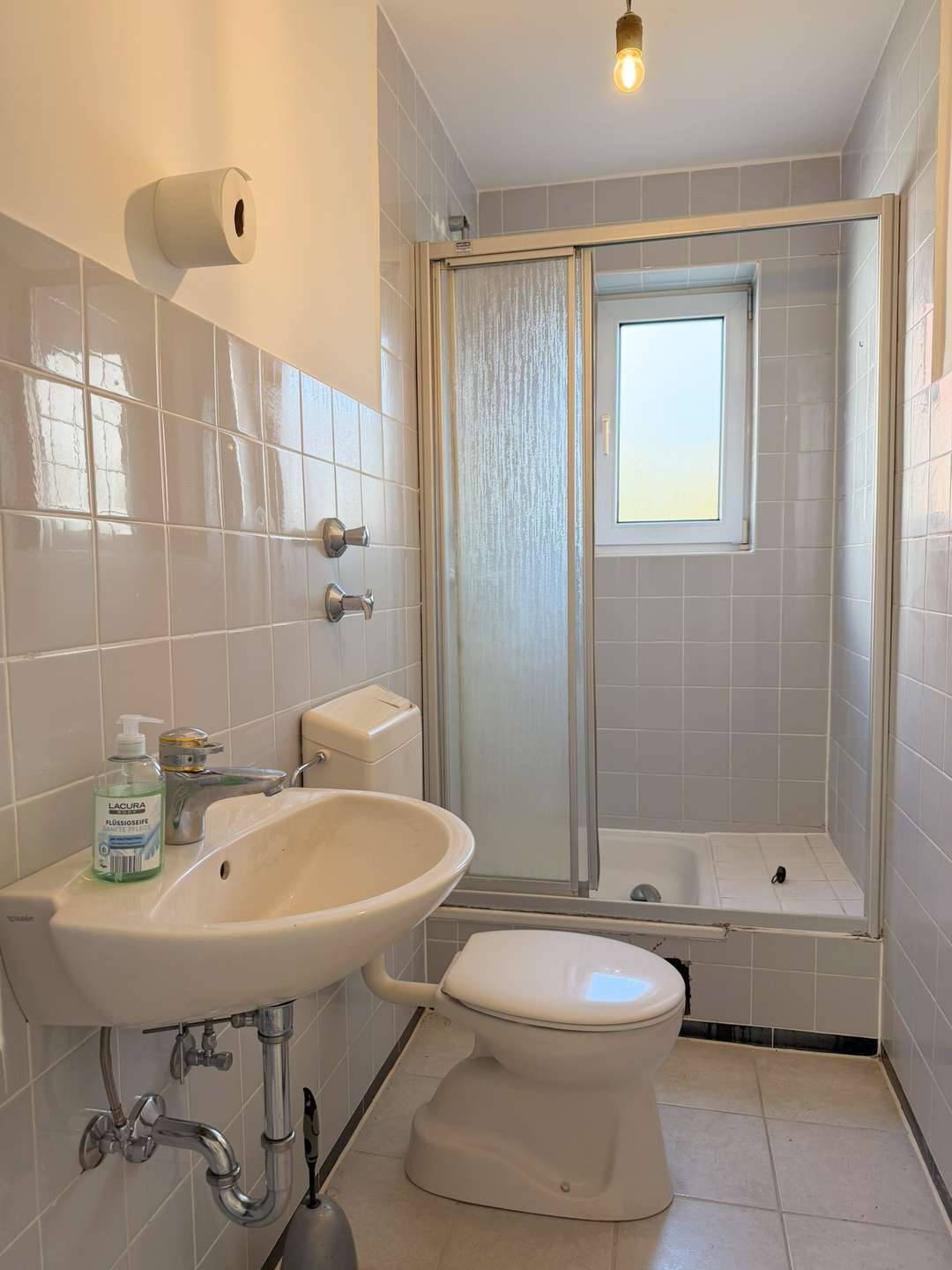 Gäste-WC mit Glasdusche