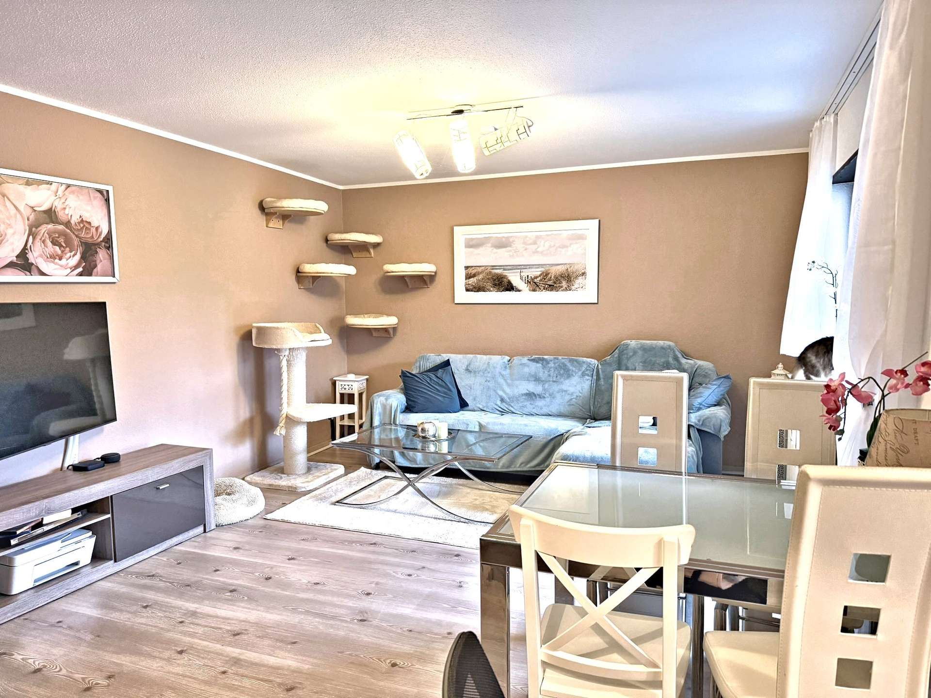 Wohnzimmer mit Zugang zur Loggia 