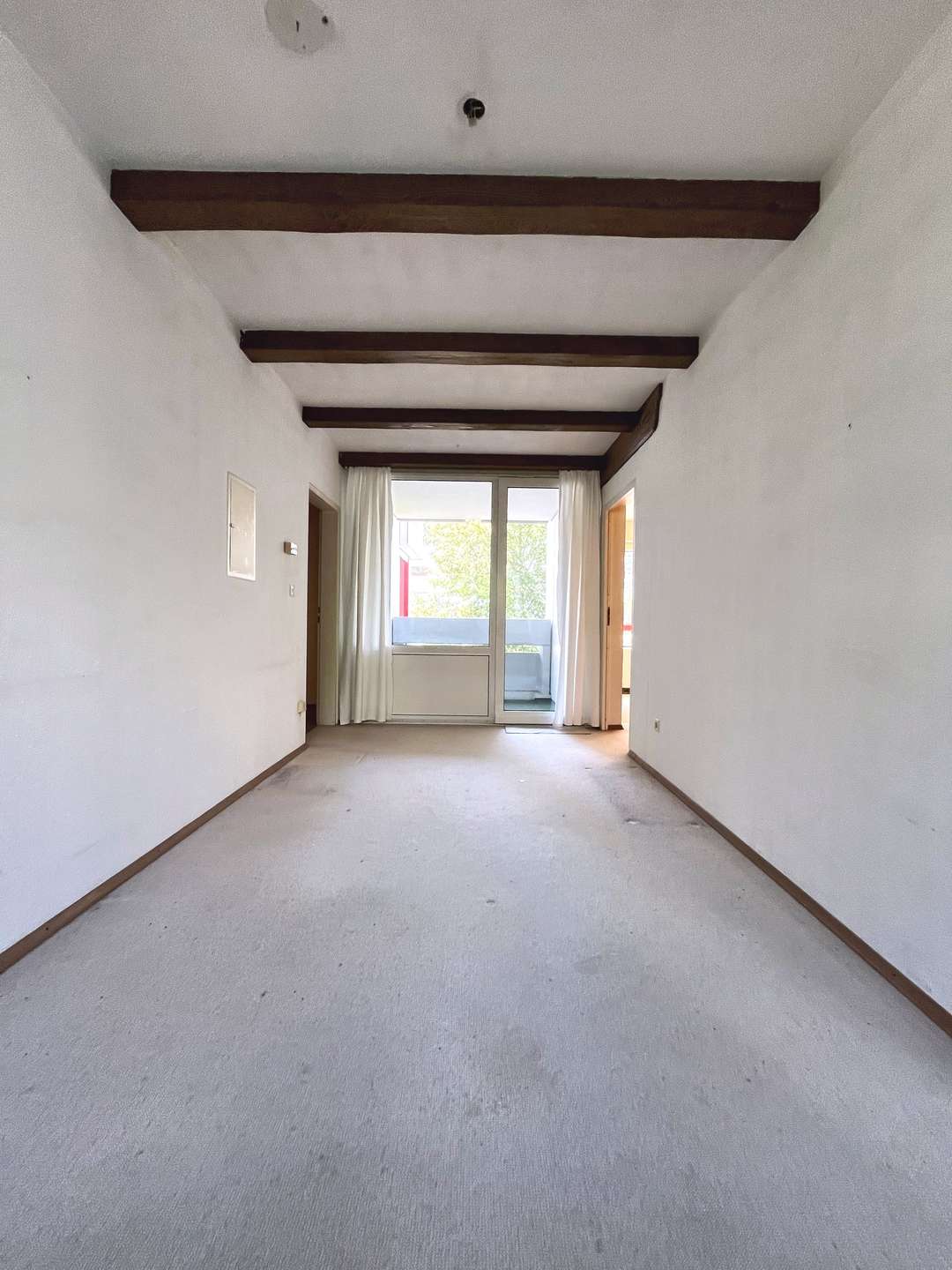 Essbereich mit Blick zur Loggia
