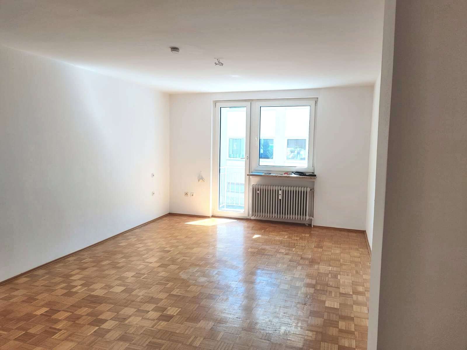 Wohnzimmer mit Balkonzugang