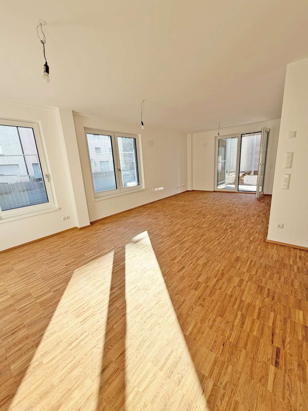 Weitläufiges Wohnzimmer mit Zugang zur Terrasse