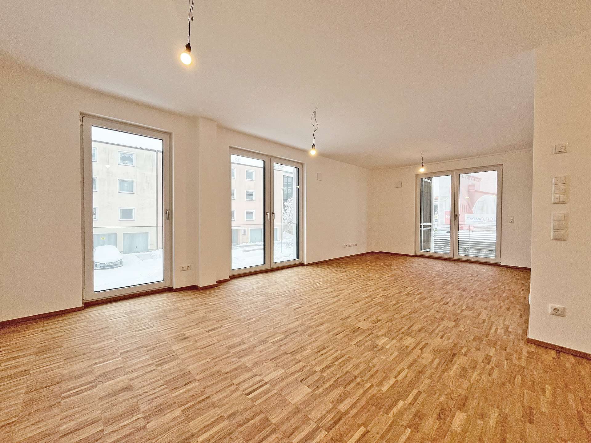 Helles Wohnzimmer mit Balkonzugang