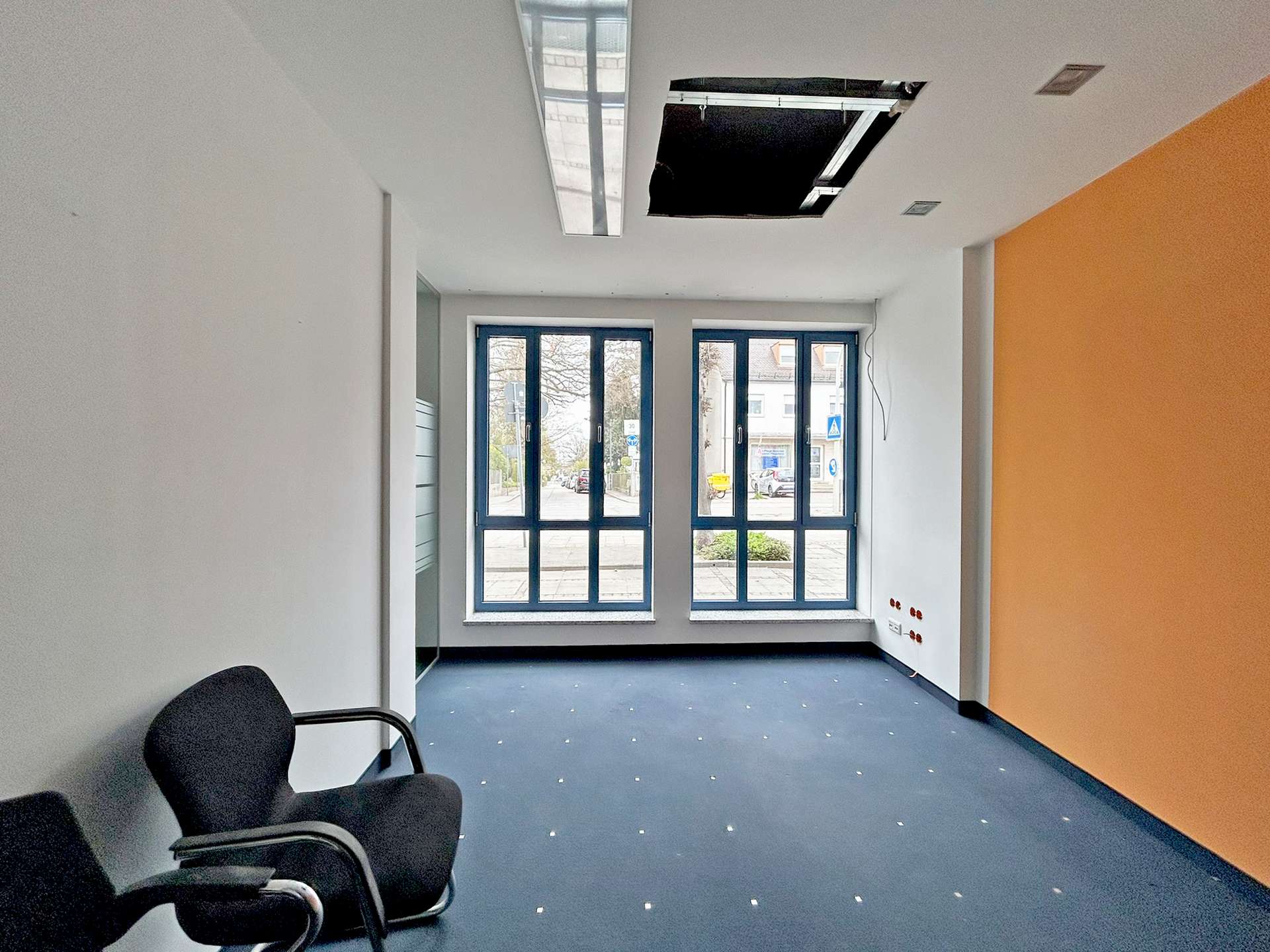 Straßenseitiger Besprechungsraum mit Fensterfront