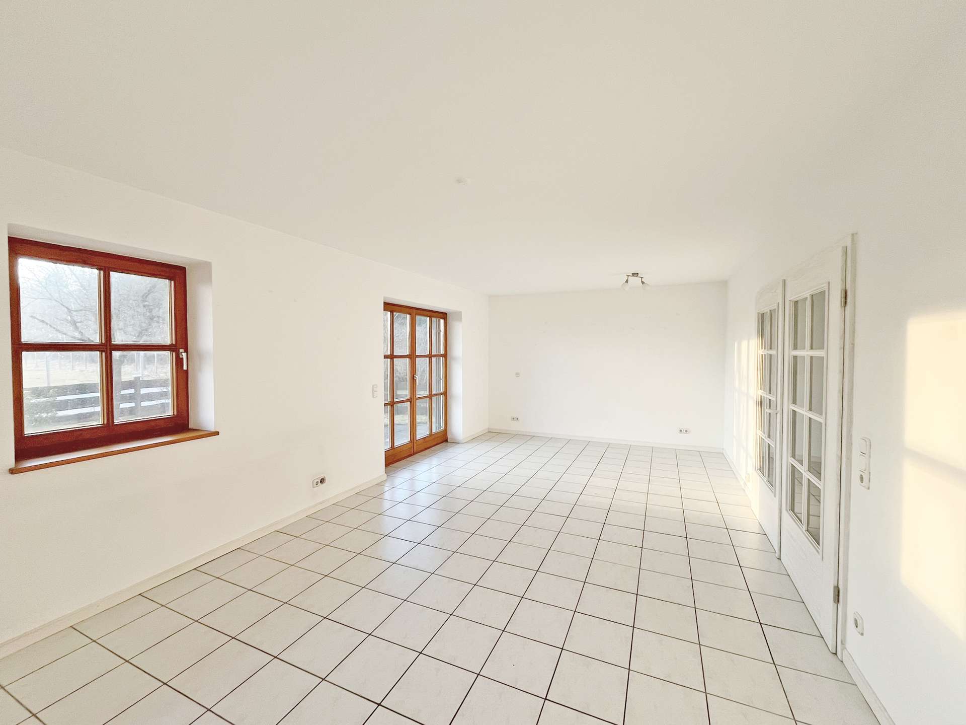 Wohnzimmer mit Zugang zur Terrasse