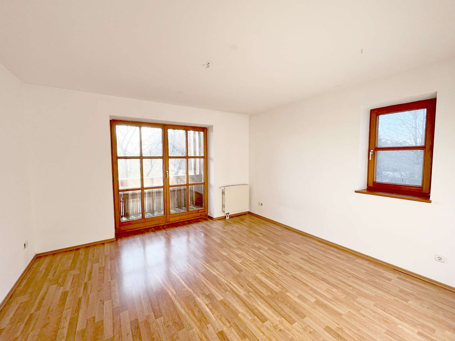 Schlafzimmer mit Zugang zum Balkon 