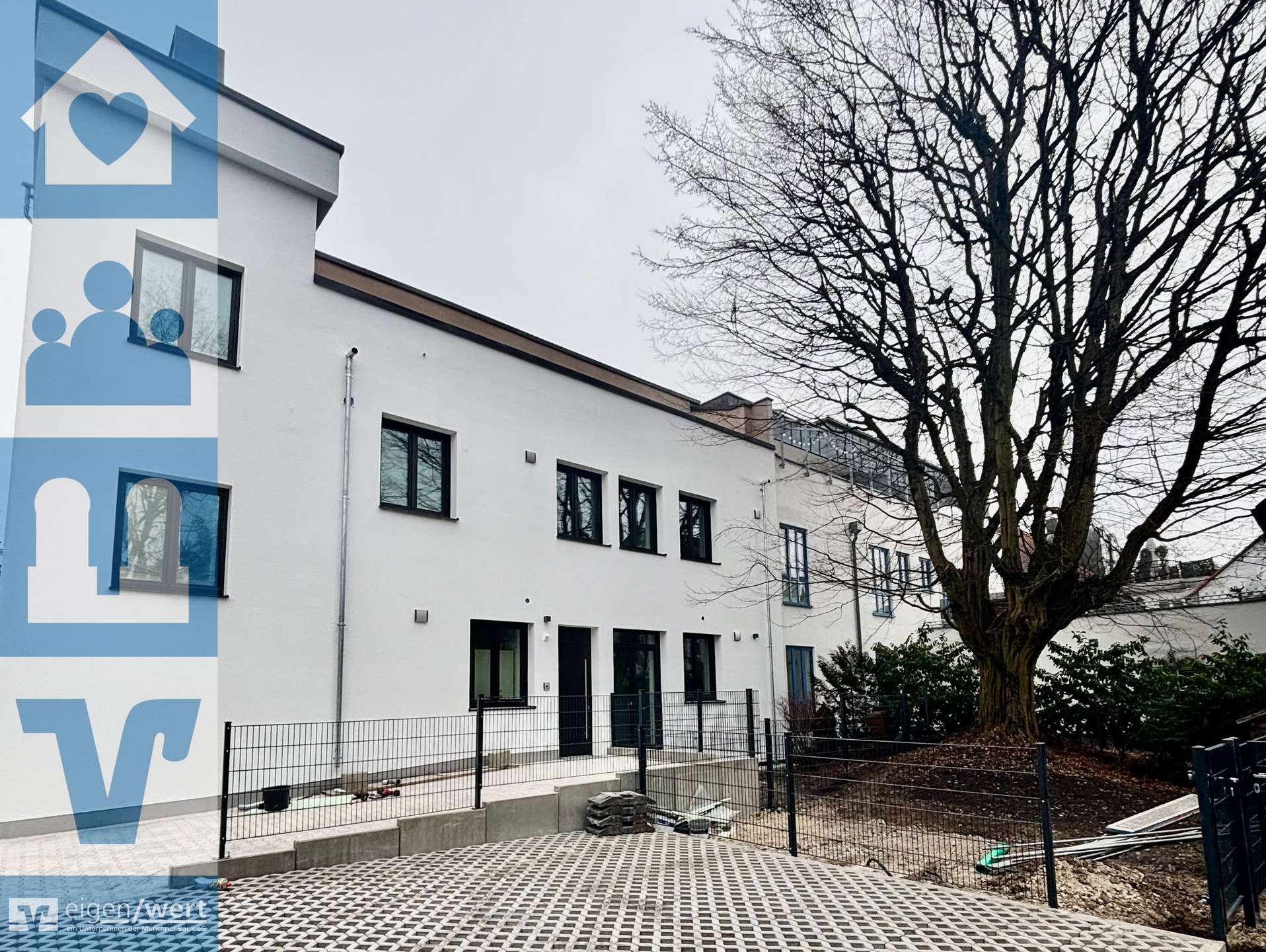 Hinterhofansicht des Mehrfamilienhauses in Denning