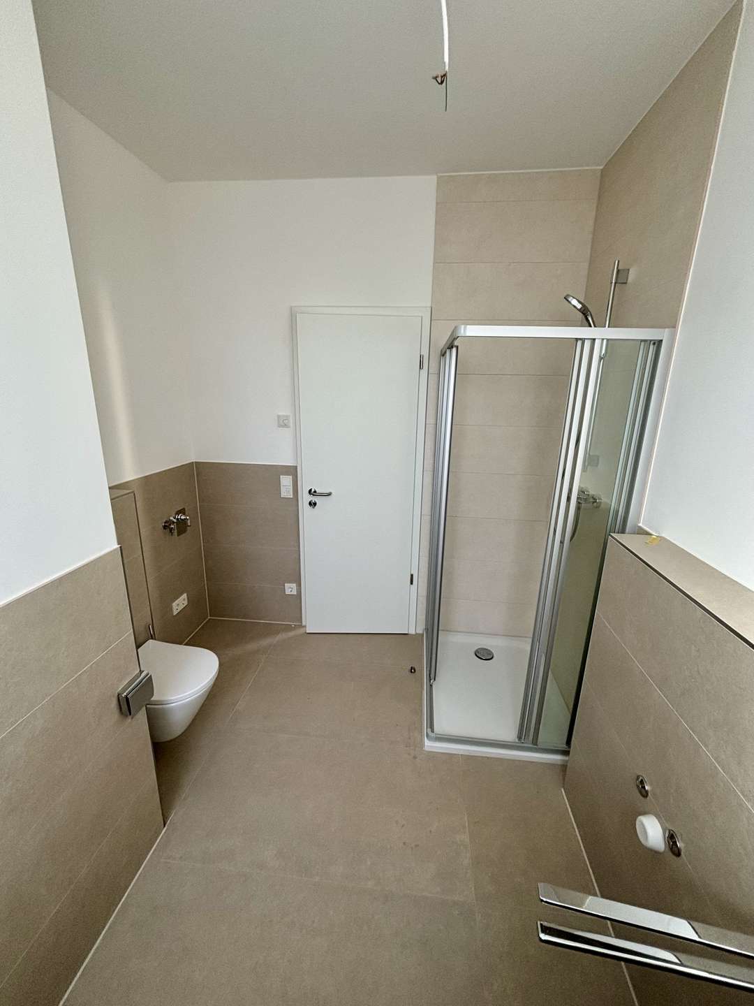 Badezimmer mit Dusche und WC