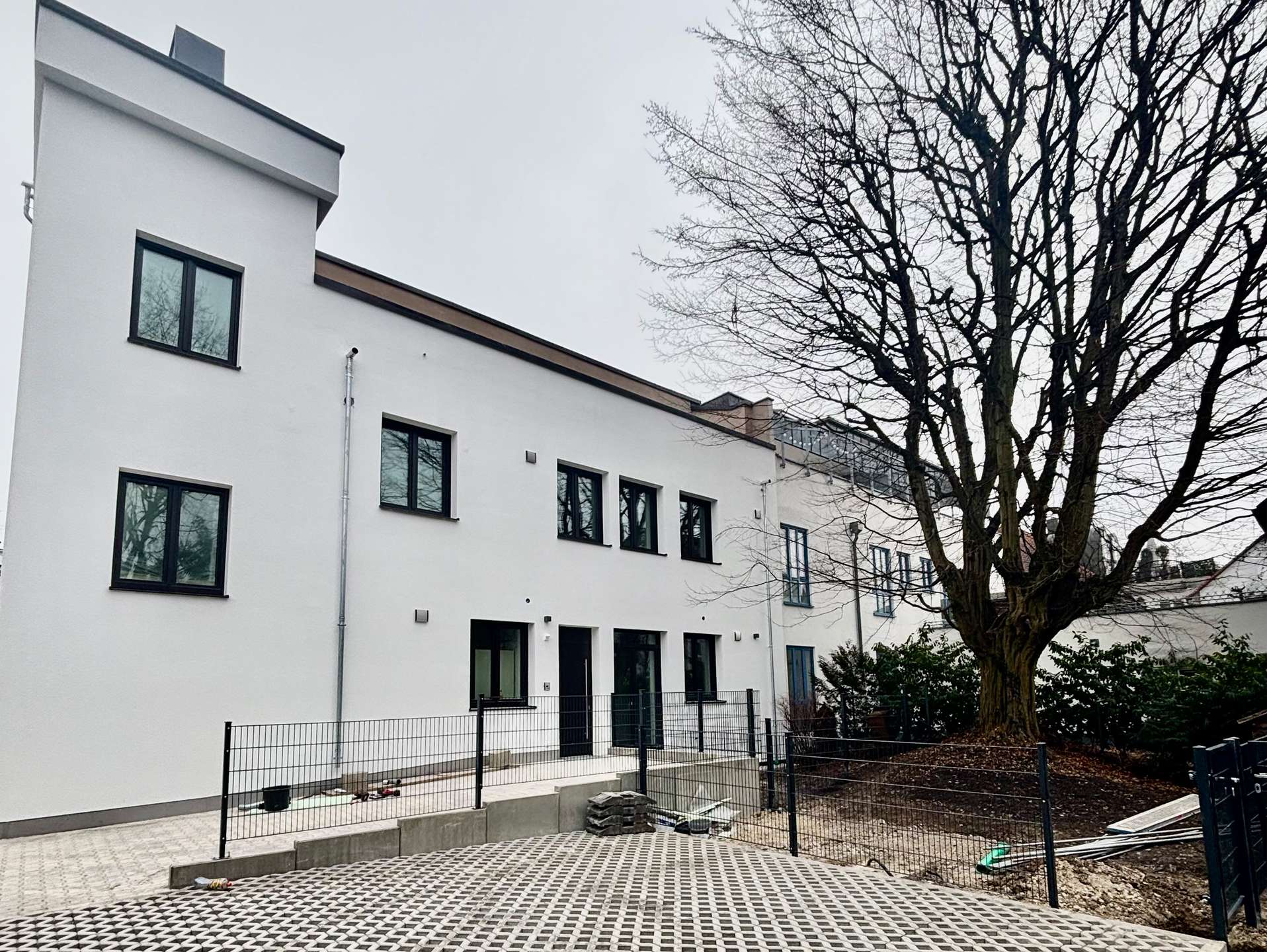 Hinterhofansicht des Mehrfamilienhauses 