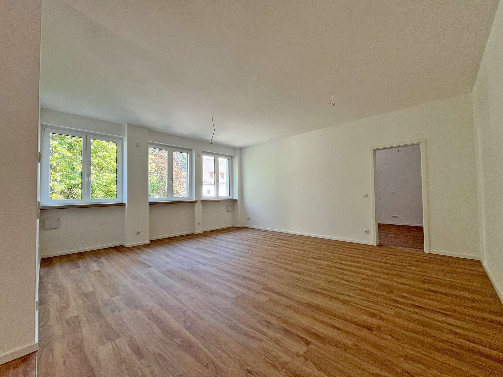 Wohnzimmer mit Blick ins Schlafzimmer