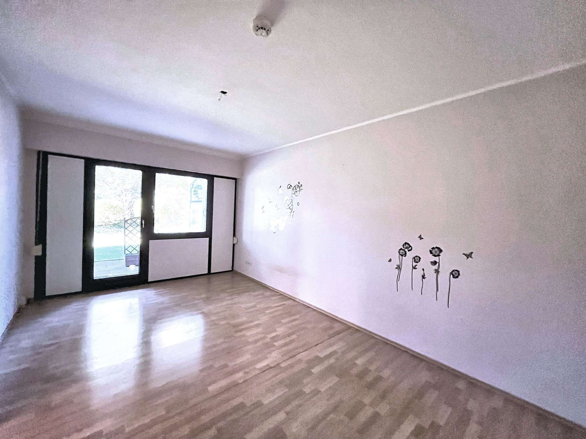 Wohnzimmer mit Zugang zur Terrasse 2JPEG